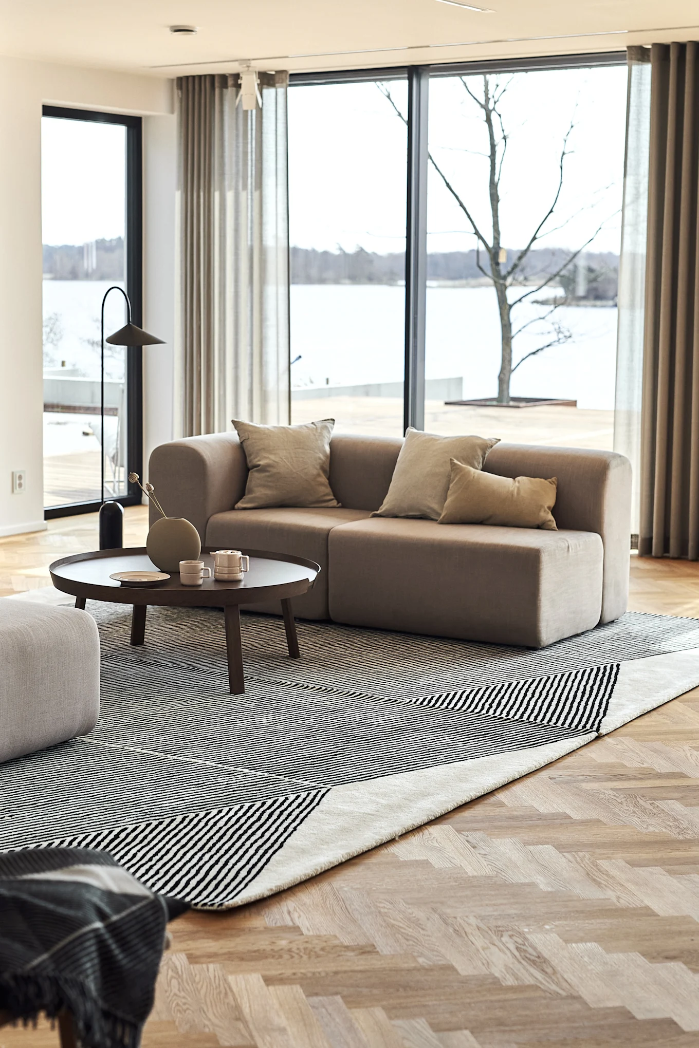 Aseta NJRD:n suorakulmaiset matot vierekkäin ja luo olohuoneeseesi täydellinen kodikas matto. 