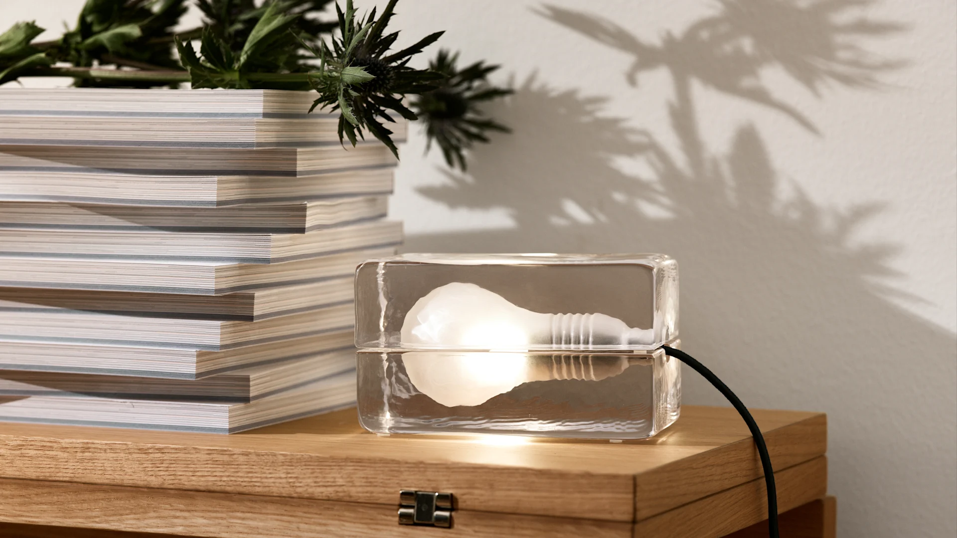 Block-valaisin merkiltä Design House Stockholm mustalla johdolla.