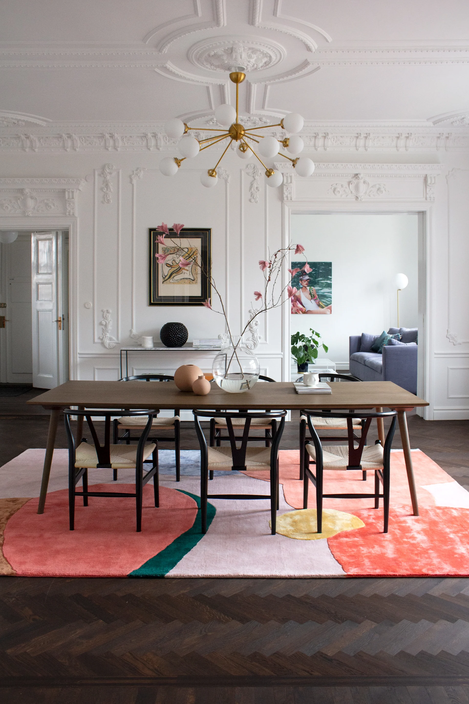 Vaaleanpunaisissa sävyissä oleva näyttävä matto, joka heijastaa vuoden 2026 sisustustrendejä.