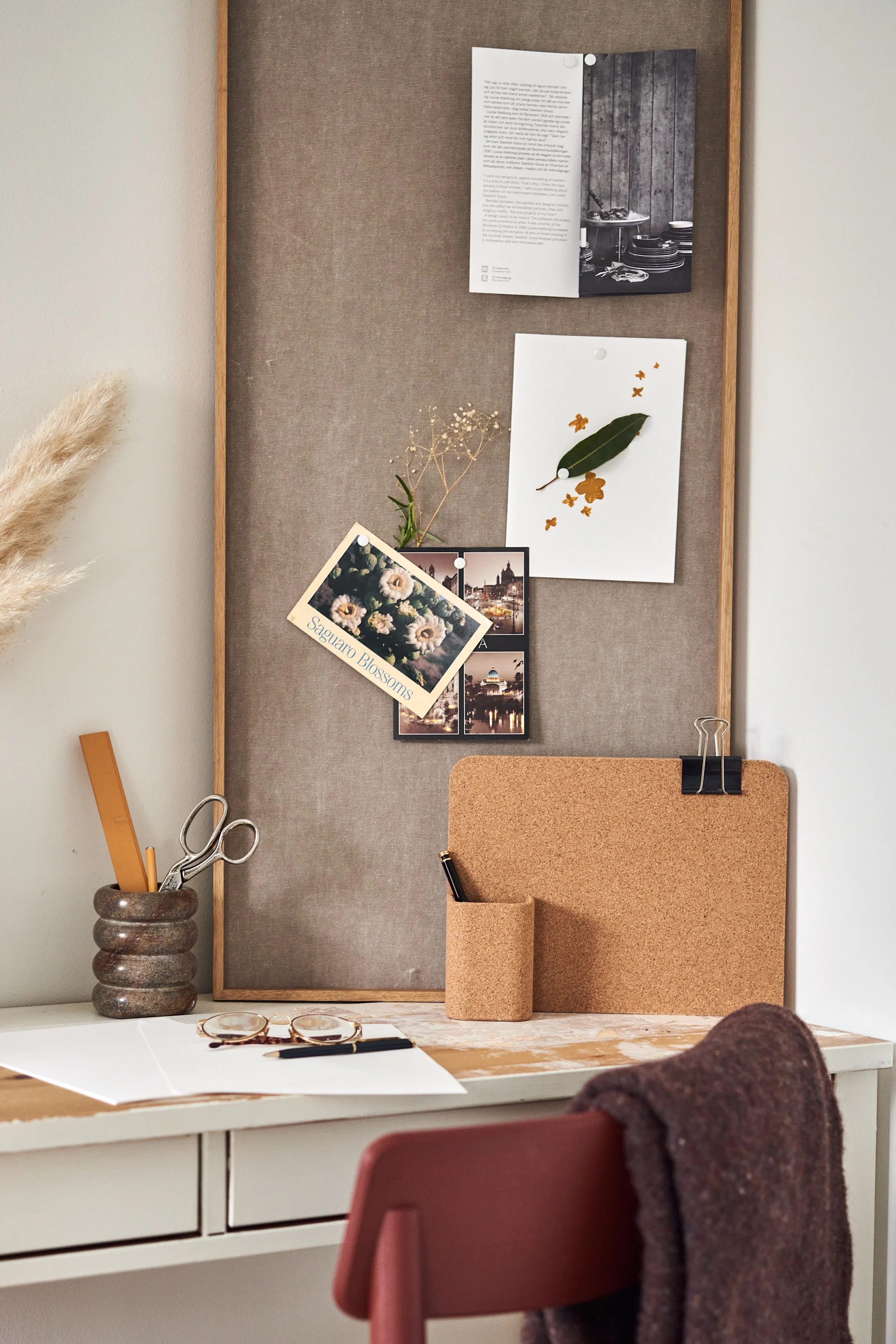 Ystävänpäivälahja: Tässä Ferm Livingin Scenery-pinnoitustaulu on sijoitettu työpöydälle.