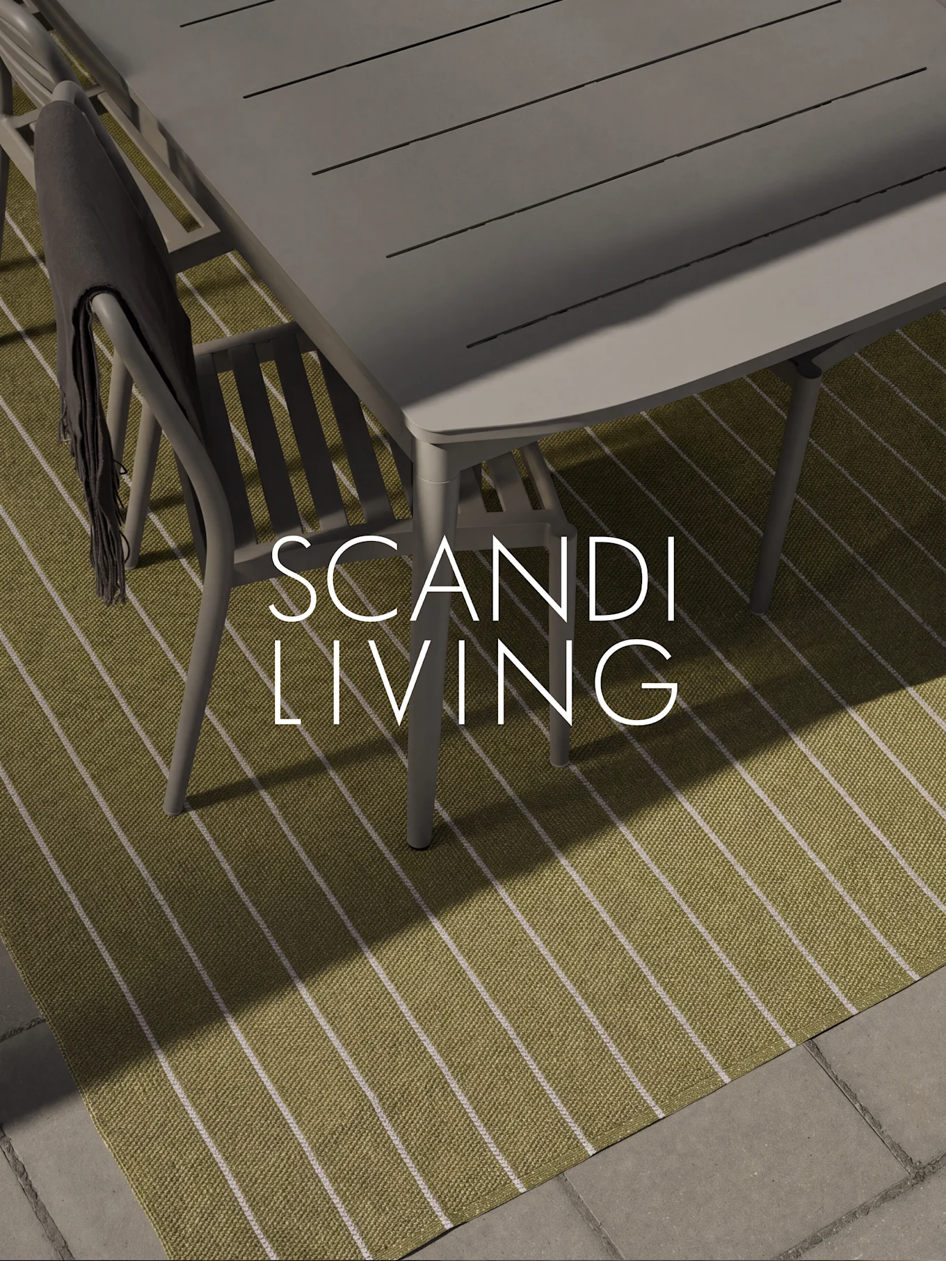 Ulkona ruokailuryhmä vihreällä raidallisella matolla ja tummalla huovalla, 'SCANDI LIVING' tekstipäällinen.