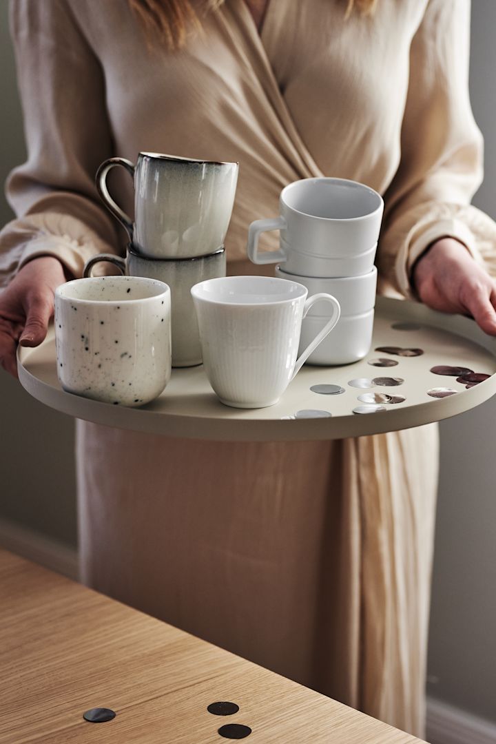 Muotoilulahjoja kaikkiin tilaisuuksiin - tässä NJRD:n Lines-kuppi, Scandi Livingin Vanilla Freckle-kuppi.