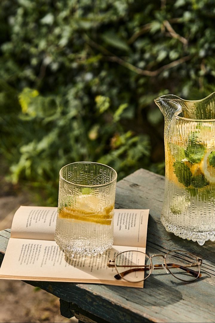 Summer Breeze on sitruuna-minttu-mocktail, joka tarjoillaan täällä puutarhassa Iittalan Ultima Thule -highball-lasissa.