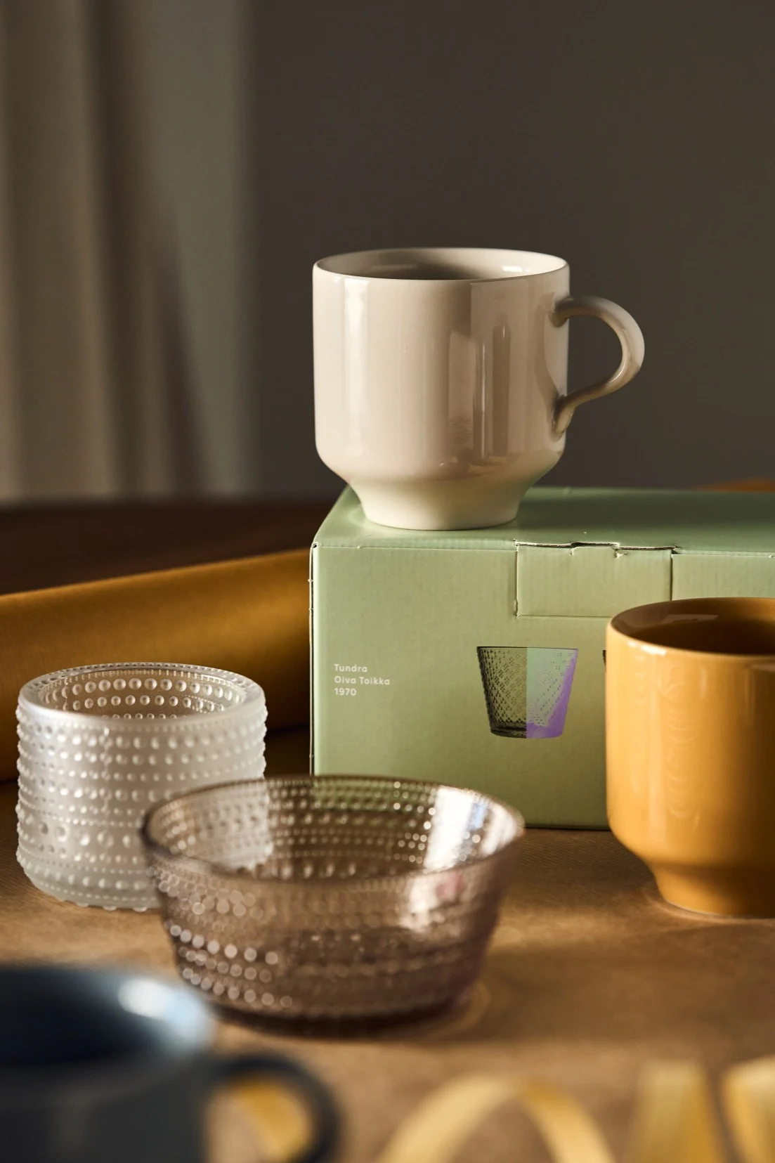 Luovia lahjaideoita pienille lahjoille kiitokseksi. Tässä näet lähikuvan Höganäs Keramik -mukista harmaana. 