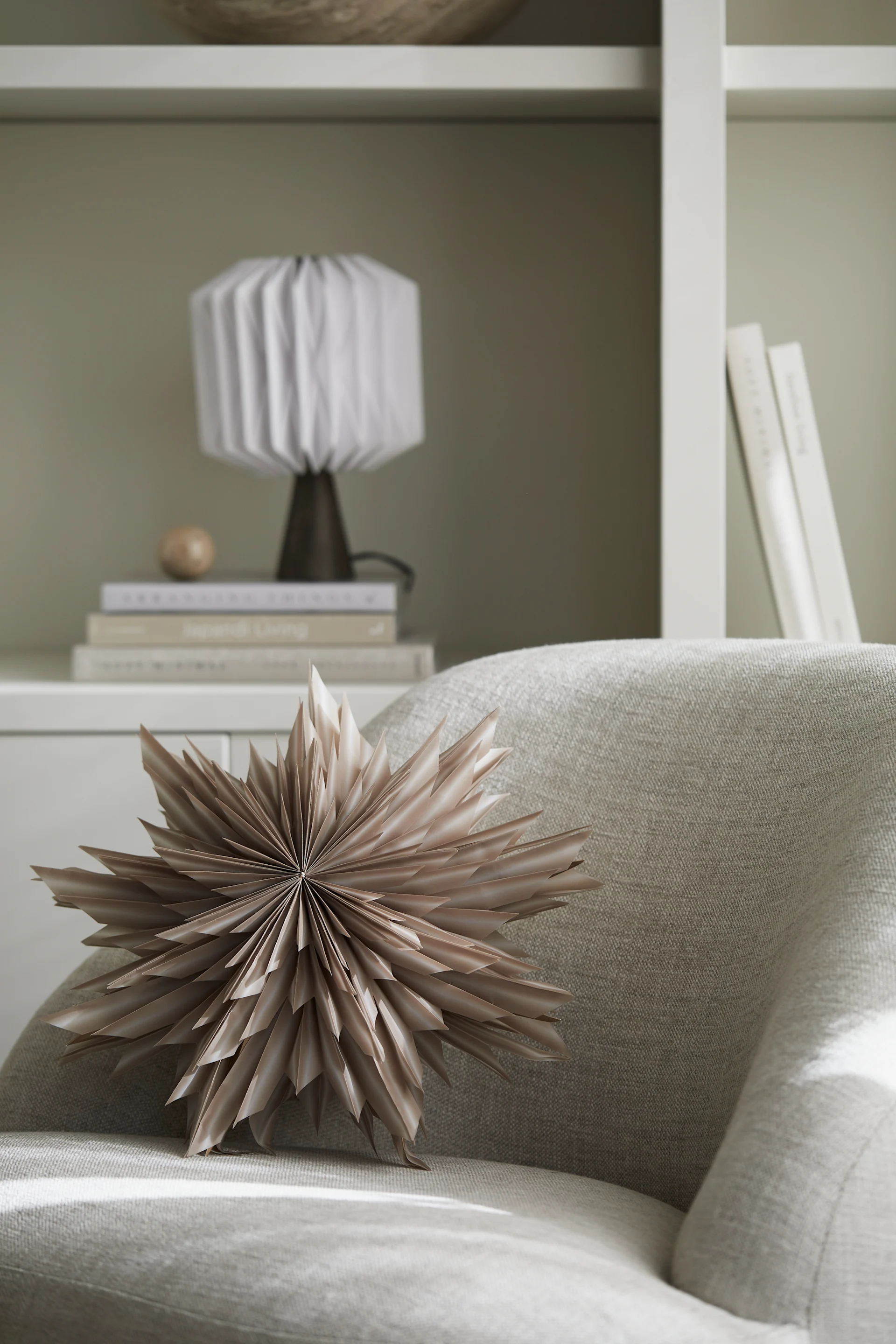 Watt & Veken paperinen joulutähti Helena on asetettu nojatuolille odottamaan ripustamista.  