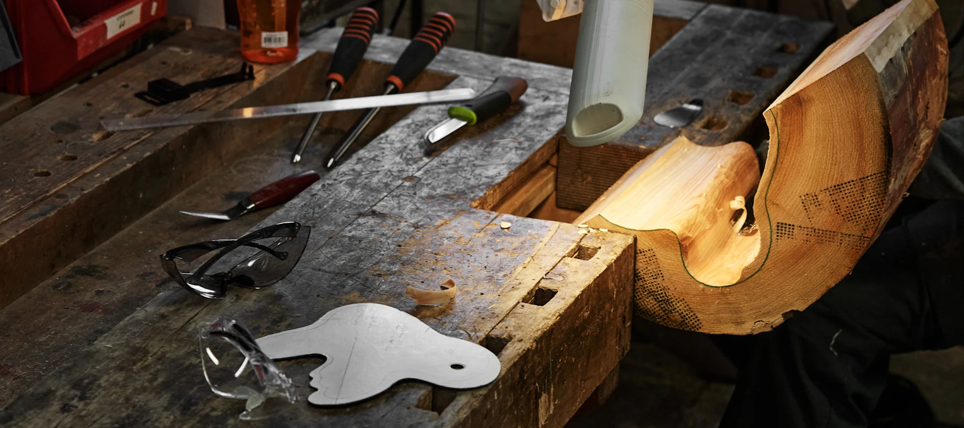 Iittalan lasitehdas: Alvar Aallon puumuottia valmistetaan. 