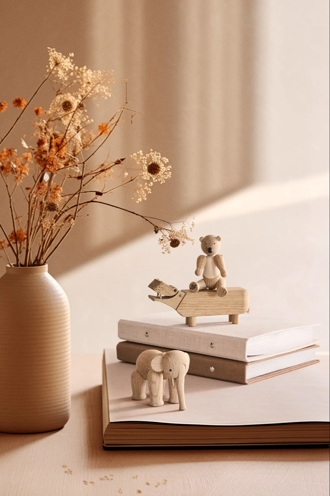 Tässä näet kolme erikokoista Spring Copenhagenin koalaa seisomassa sivupöydällä.