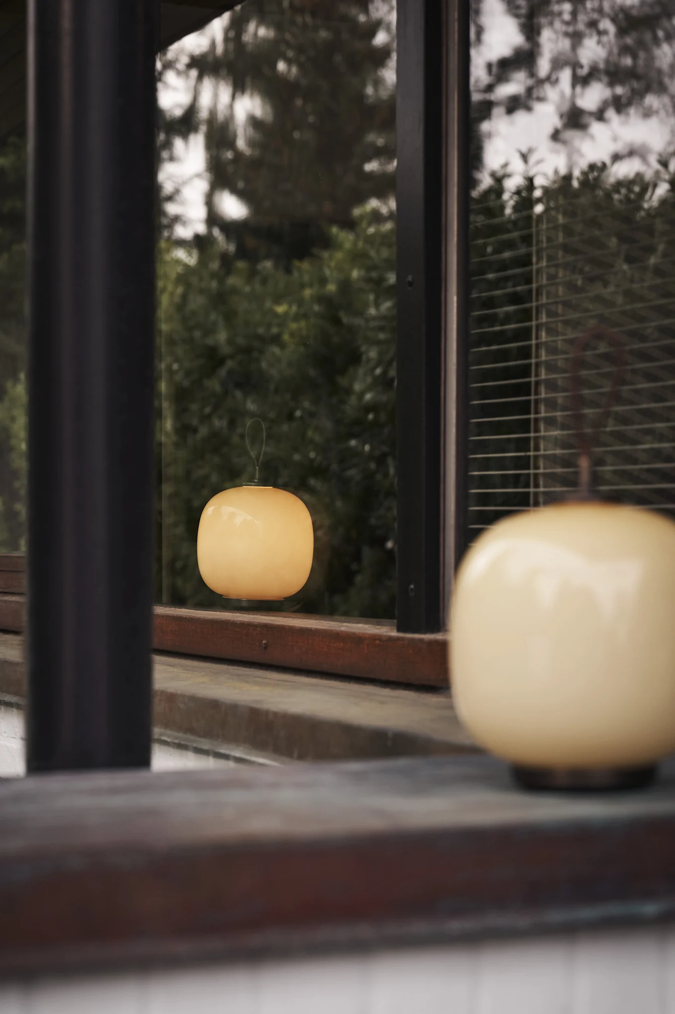 Louis Poulsenin VL45-ladattava valaisin valaisee ulkotiloja lämpimällä valolla.