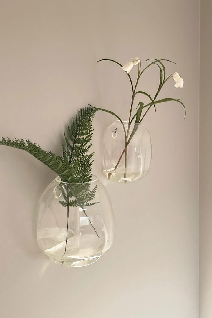 Yksinkertainen sisustus on feng shuin kannalta ratkaisevaa. Tässä on kaksi Pebble-maljakkoa seinällä @elisesinteriorin kodissa.