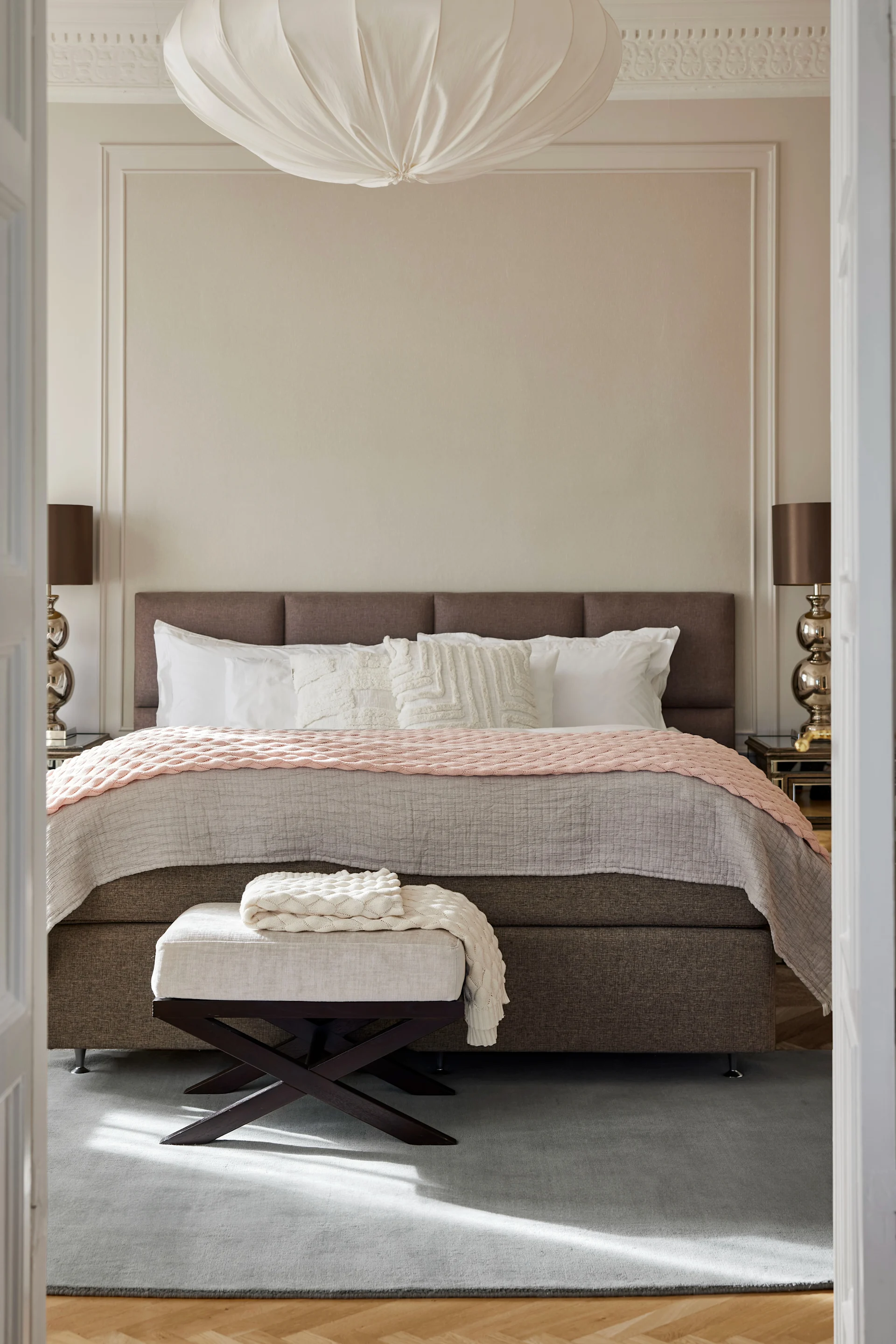 Makuuhuoneen matot: Classic Collectionin sininen Solid-matto on makuuhuoneen sängyn edessä.