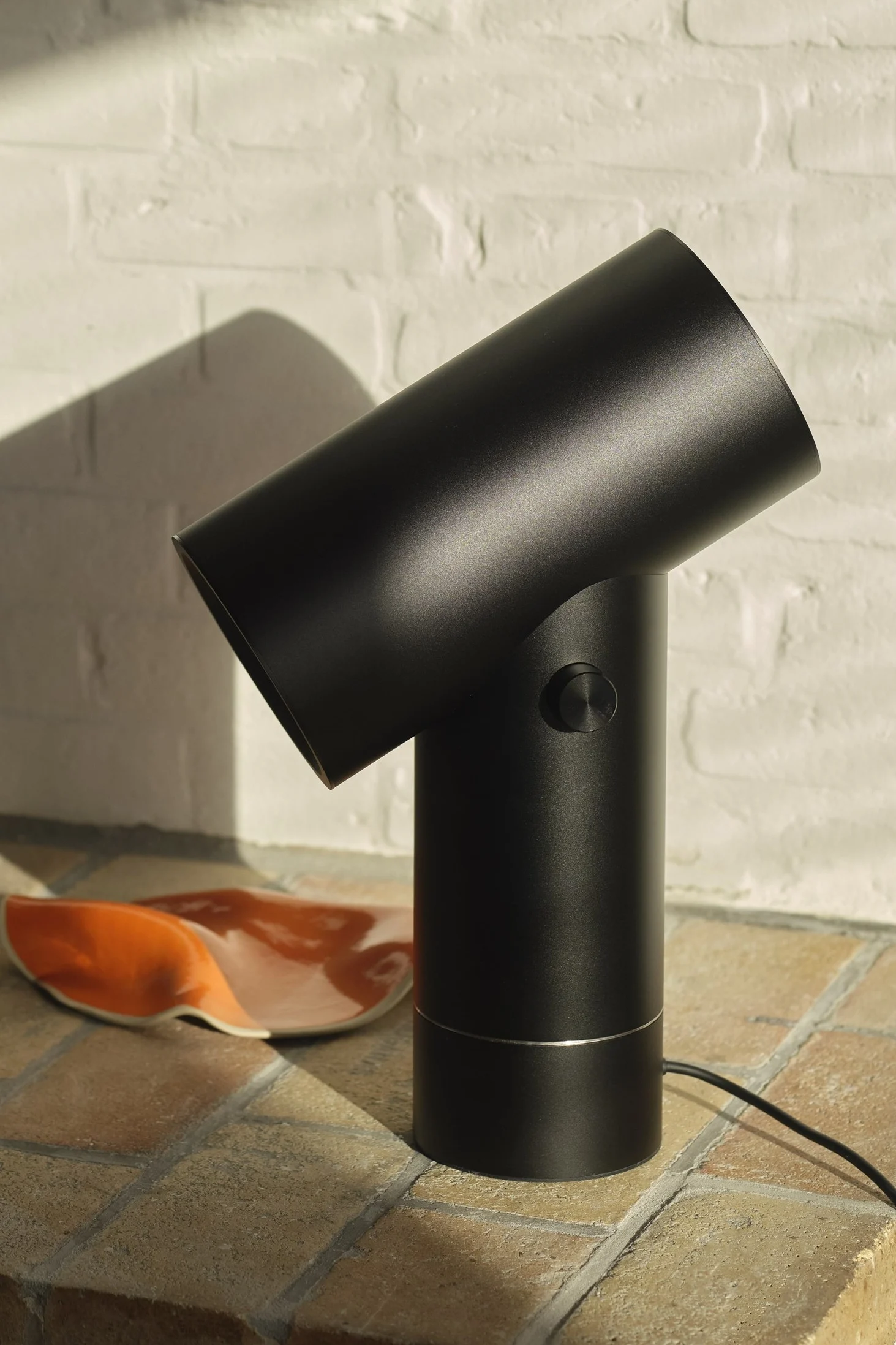 Muuton musta Beam-pöytävalaisin kaakeliympäristössä.