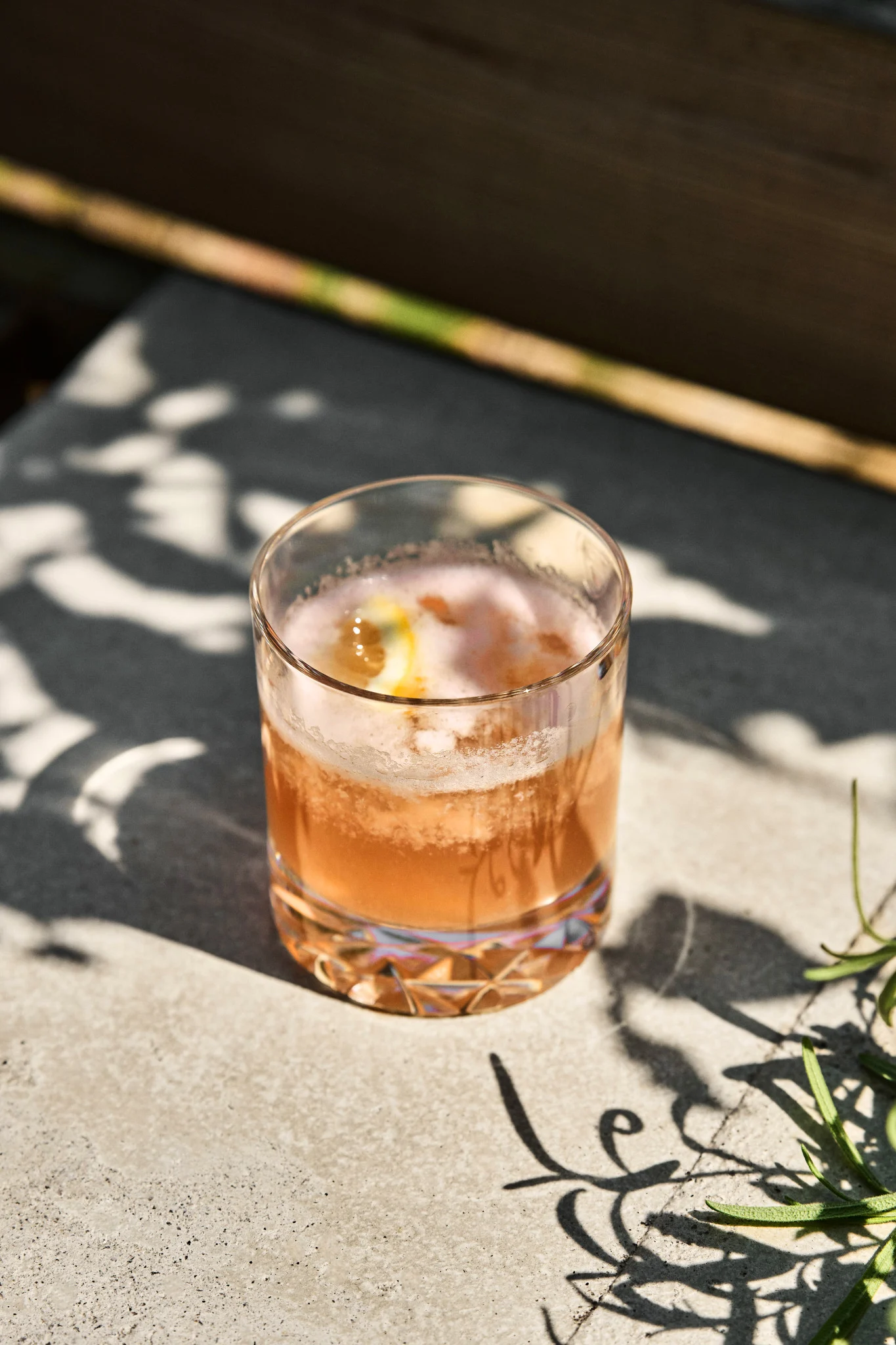 Kokeile epätavallista mocktailia – Peachy Herb Fizz, joka tarjoillaan tässä Orreforsin Carat Old Fashioned -lasissa.