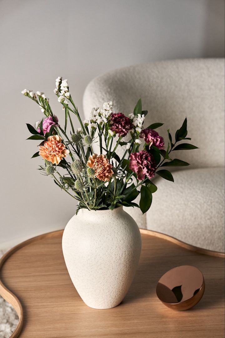 Kollaasi, jossa on korkeita maljakoita kukkakimppuihin, joissa on varret, kuten liljat ja amaryllis. 