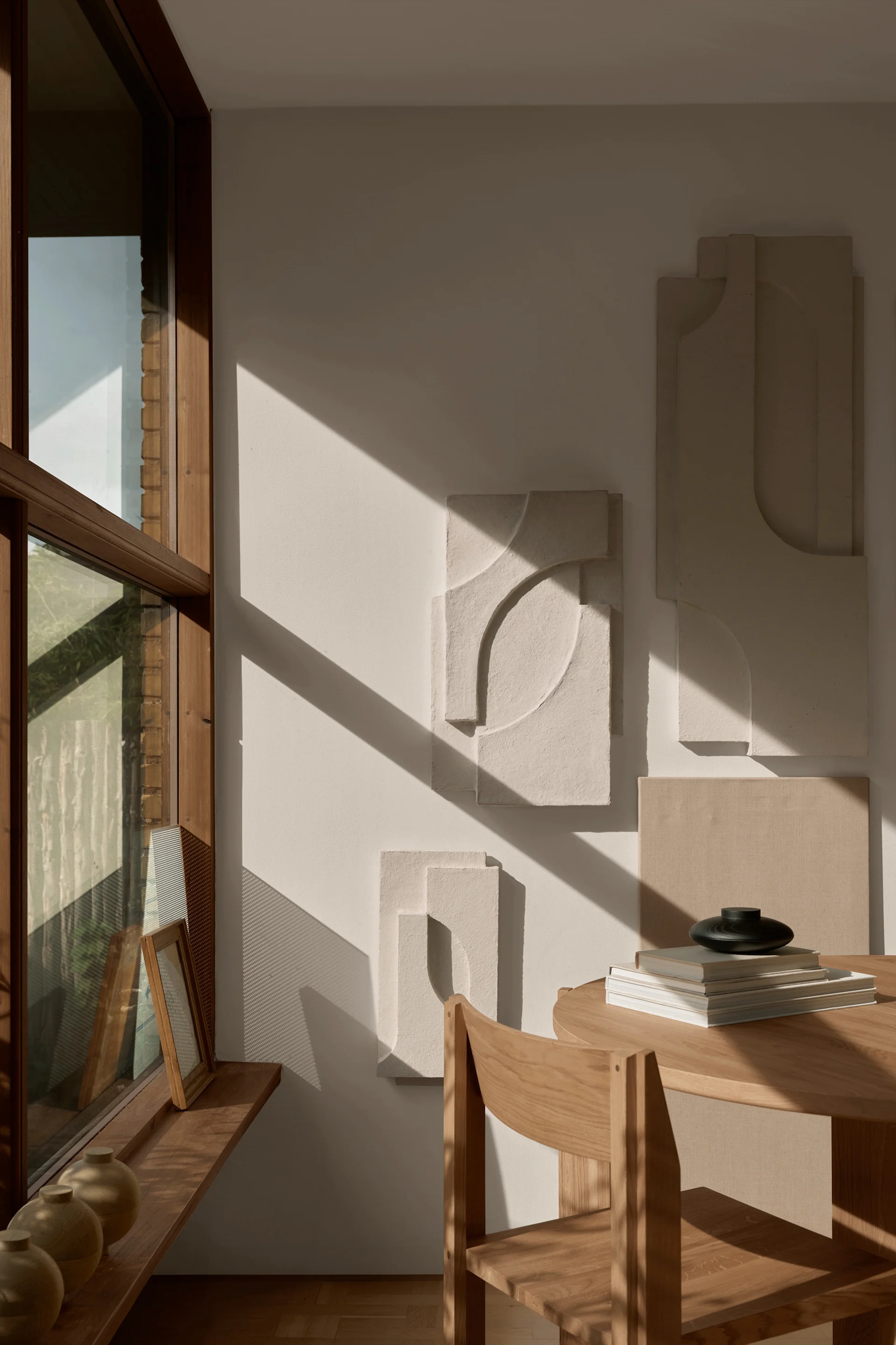 Koristele seinä Kristina Dam Studion Serif Relief veistoksellisella seinäkoristeella.