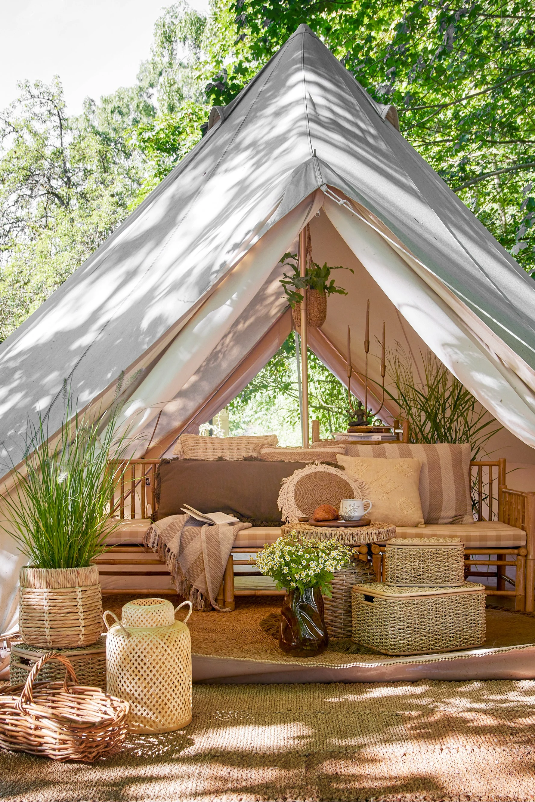 Lisää terassisi viihtyisyyskerrointa ulkolamppujen ja myrskylyhtyjen avulla koristelemalla se boho-henkisesti ja ripustamalla esimerkiksi Bloomingvillen Musu-juuttilamppu.