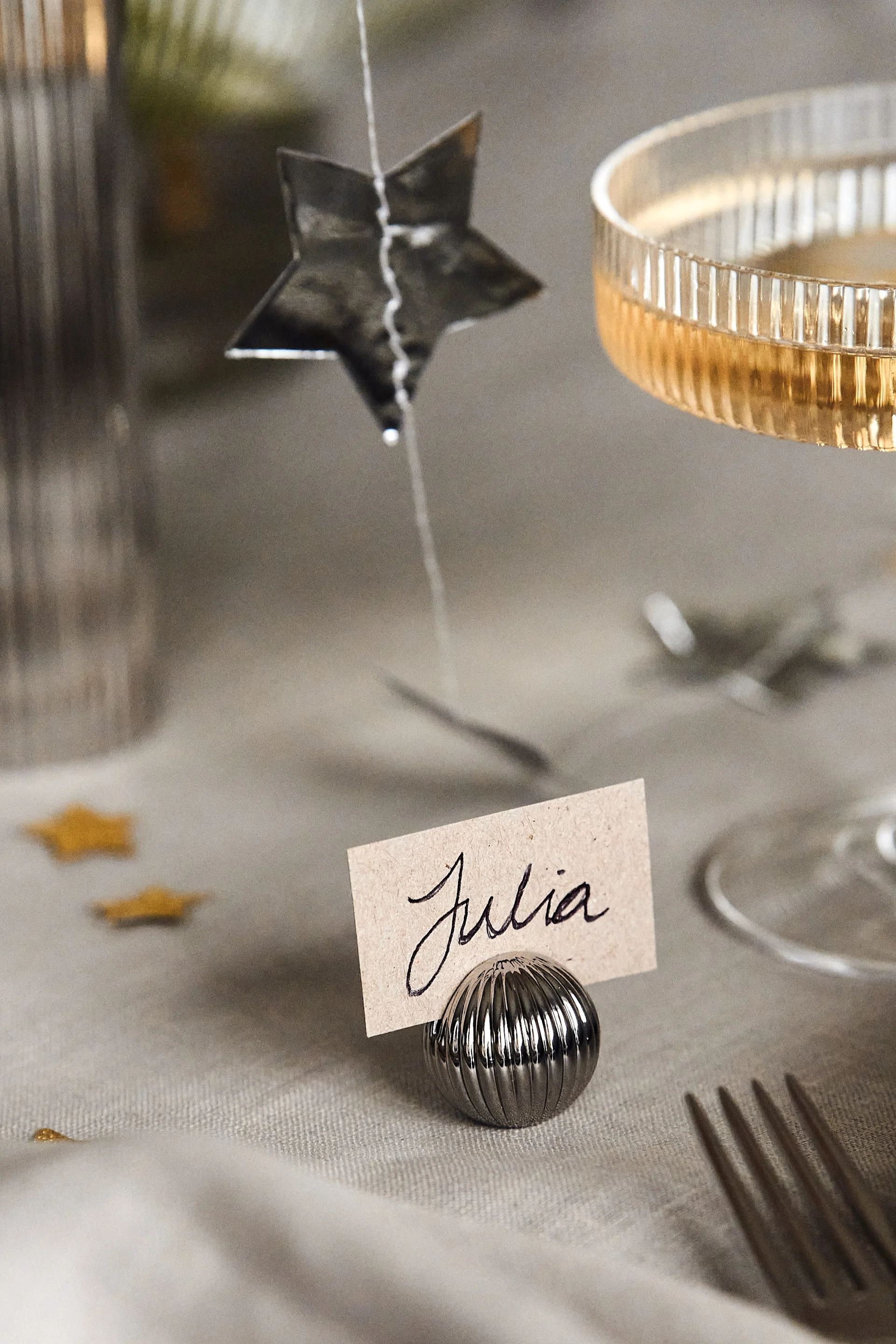 Ideoita uudenvuoden juhliin - käytä Georg Jensenin kaltaisia paikkakorttitelineitä, jotta ystäväsi ja perheesi tietävät, missä istua tänä uutena vuonna. 