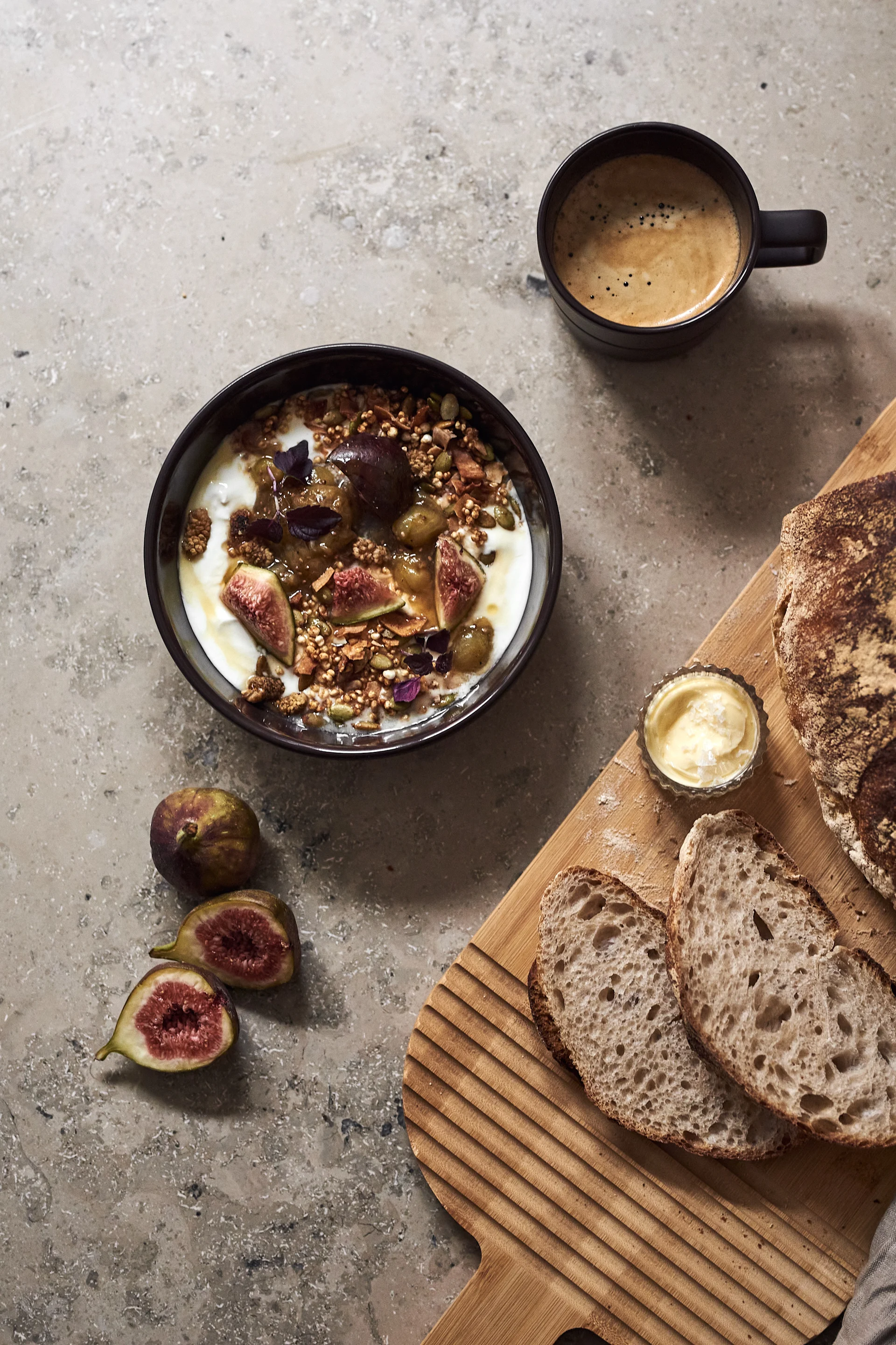 NJRD Lines ruskea kulho, mysli, leipäviipaleet ja kuppi kahvia. 