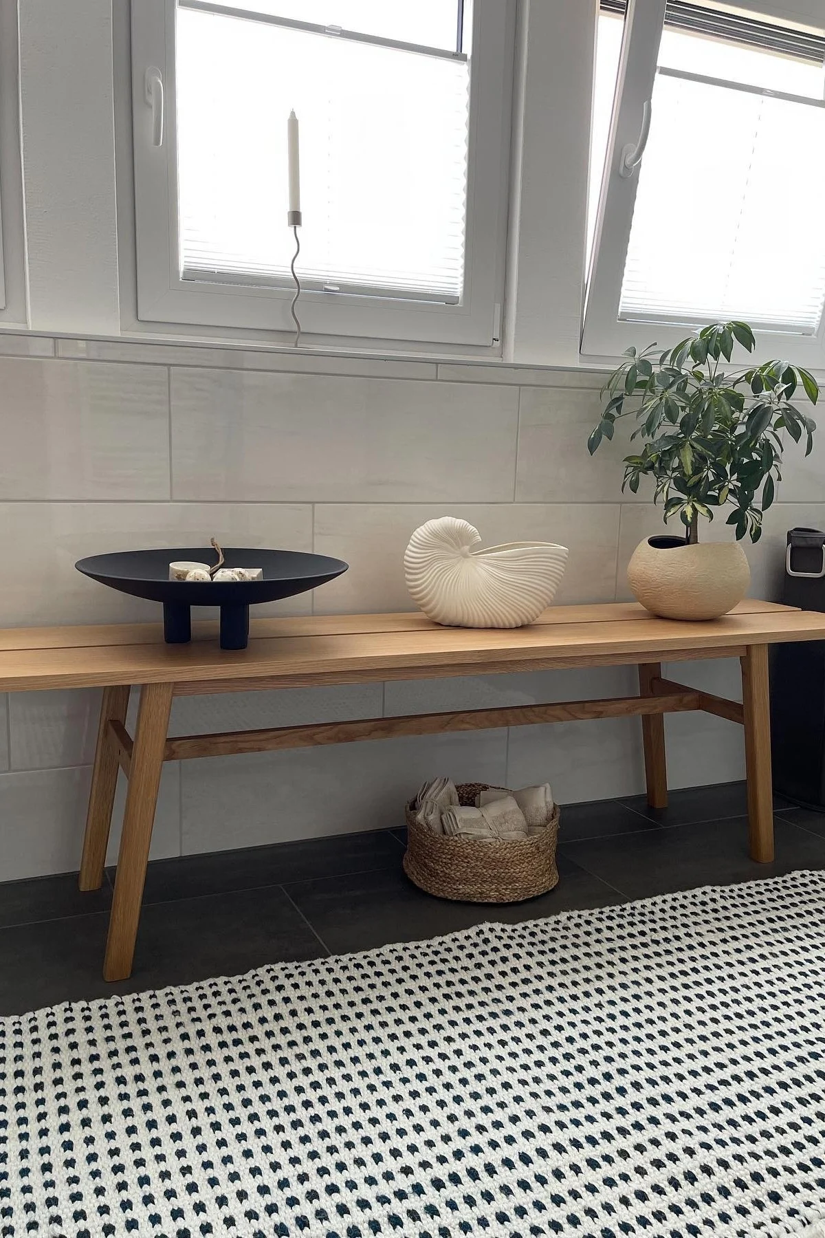 Boho ja muita sisustustyylejä: Tässä näet @miia_home_interiorin jaapadi-tyylisen kylpyhuoneen, jossa on kuviollinen matto ja penkki koristeena.