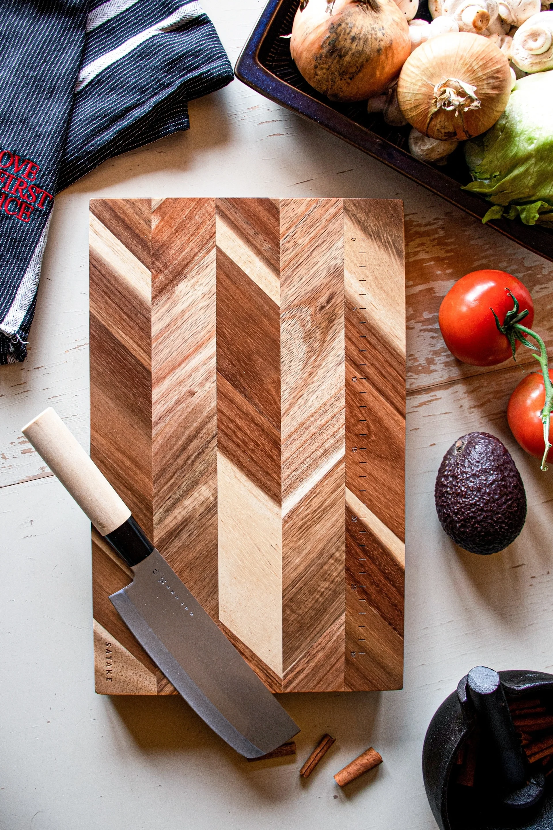 Fiskarsin Norden-leikkuulauta tarjoaa riittävästi tilaa kaikille keittiön valmisteluille, joten se on erinomainen isänpäivälahja.