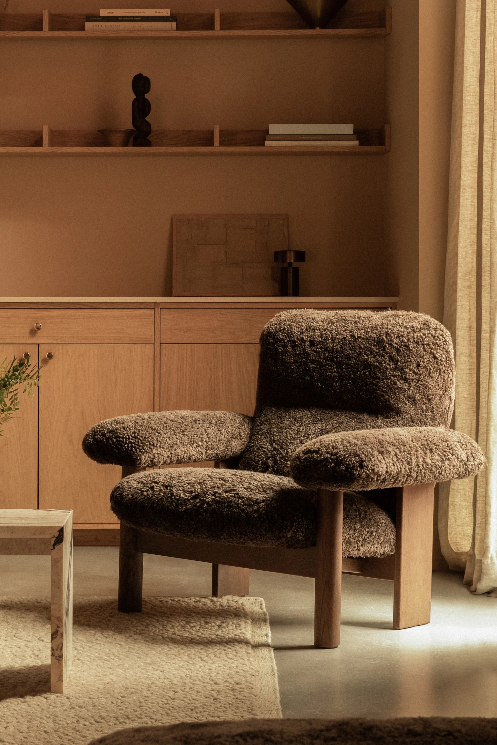 Paksut huonekalut ovat iso osa tämän vuoden skandinaavisia sisustustrendejä 2025 - tässä Audo Copenhagenin Brasilia-nojatuoli ruskeaa lampaannahkaa. 