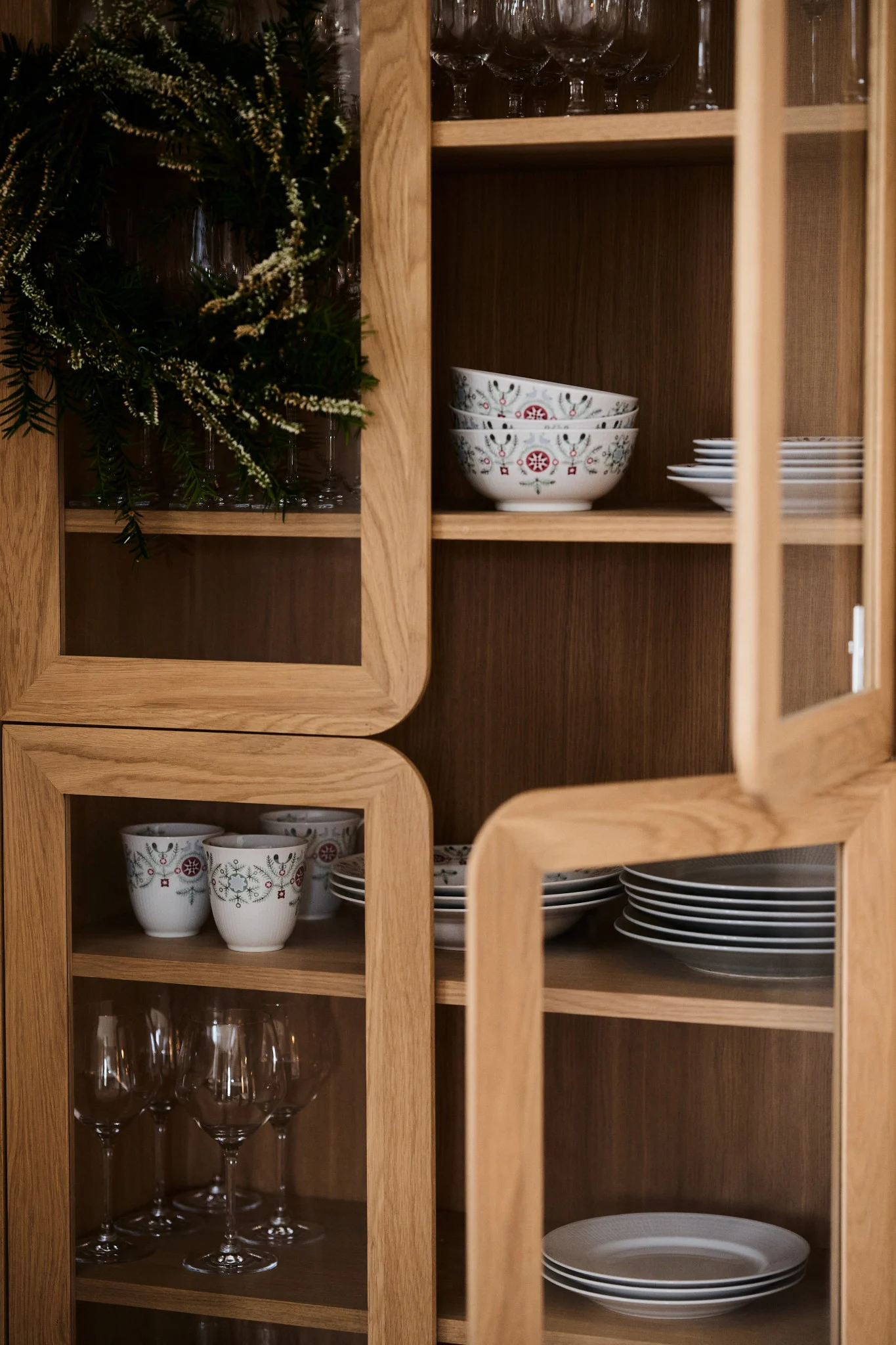 Swedish Grace Winter -mallisto on esillä puisen vitriinin ikkunassa. 