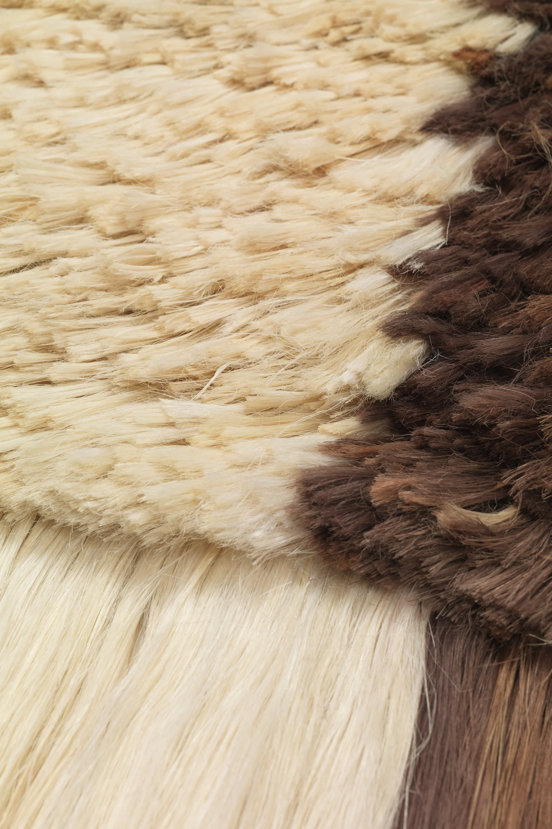 Yksityiskohtainen lähikuva Ferm Livingin Edge Wall Rug -seinämatosta näyttää tekstiilin läheltä,  täydellinen seinän koristeluun.