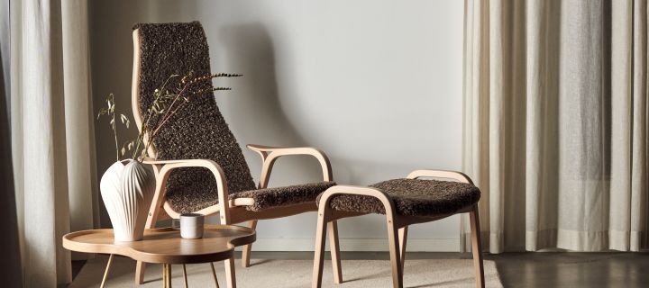 Tässä näet Swedesen ikonisen Lamino-tuolin ja jalkatuen, jotka molemmat on suunniteltu ja valmistettu käsin Ruotsissa. 