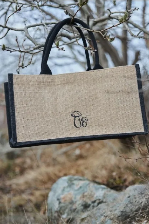 Syksyn To-do listalla annamme sinulle paljon vinkkejä siitä, mitä voit tehdä tänä syksynä skandinaaviseen tyyliin - esimerkiksi mennä sienestämään, mieluiten tämän sagaformin laukun kanssa.