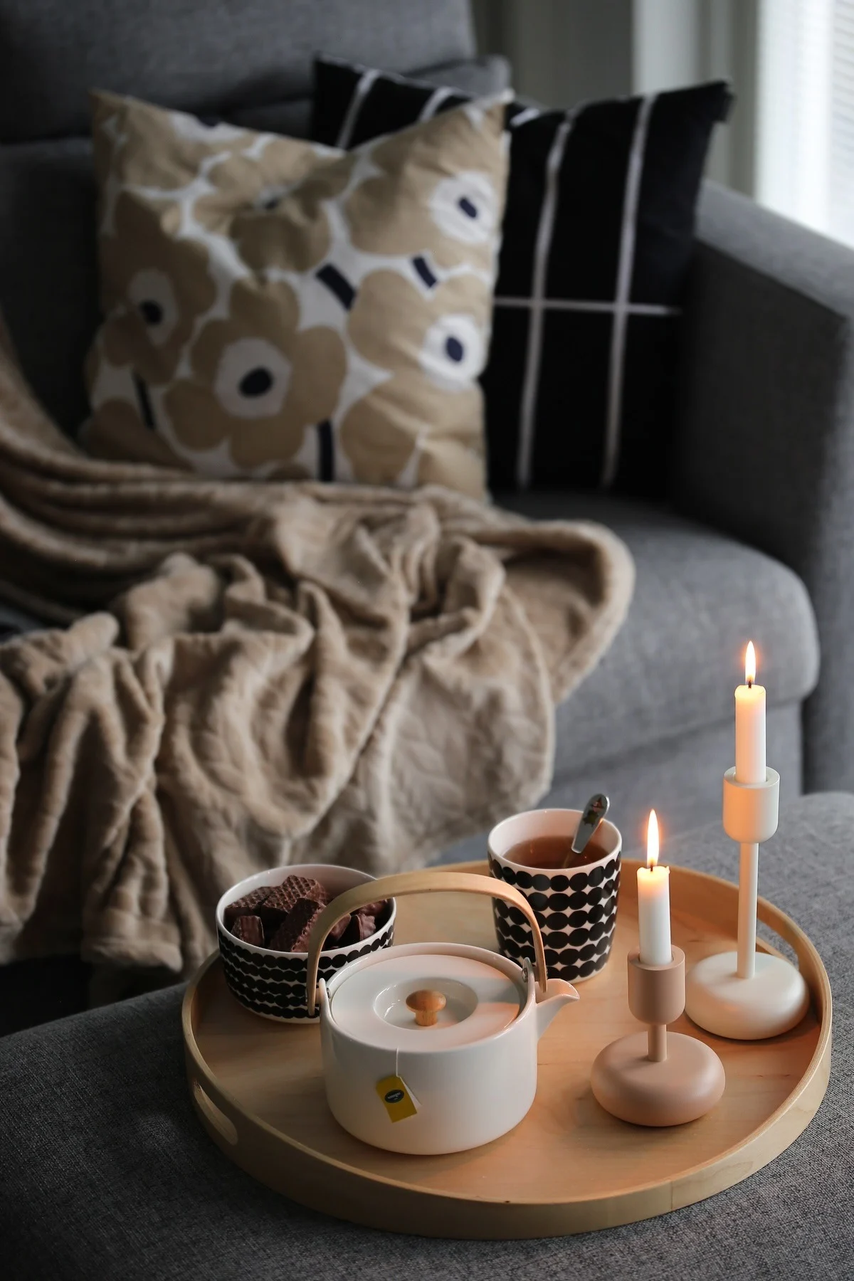 Lagom: Nauti hetkestä, esimerkiksi sohvalla teetä juoden ja kynttilöiden loisteessa, kuten @kotolampi.