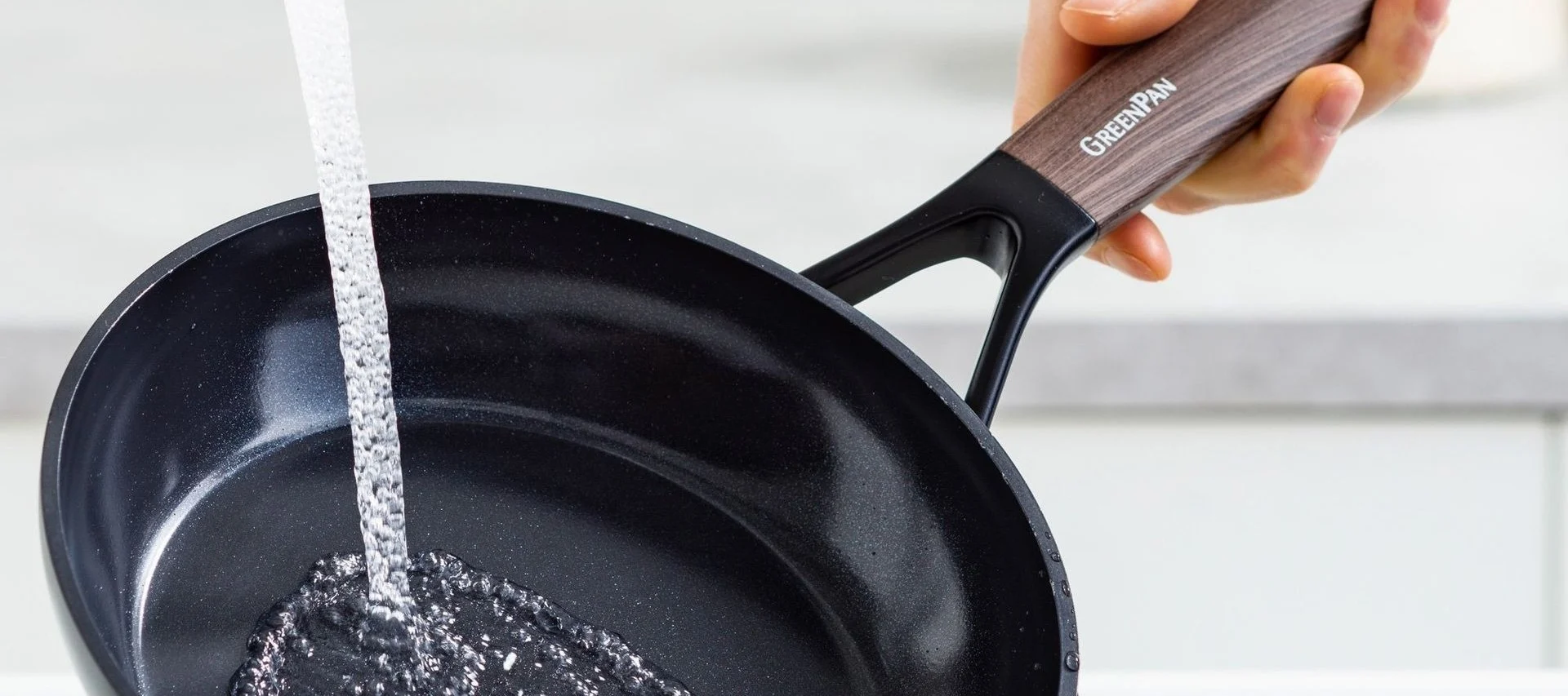 Puhdista paistinpannut, kuten Greenpanin Eco Smartshape -pannu, juoksevan veden alla.