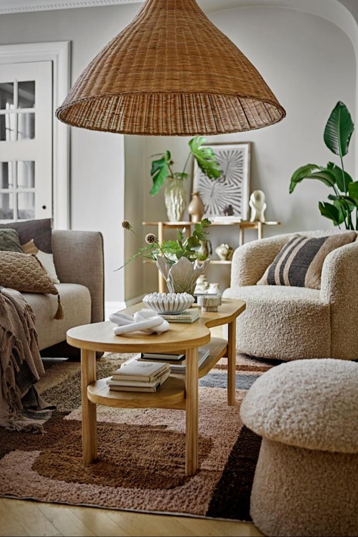 Boho-sisustus erottuu muun muassa rottinkielementeistä ja kasveista. Tässä näet Bloomingvillen tuotteilla boho-tyyliin sisustetun olohuoneen.