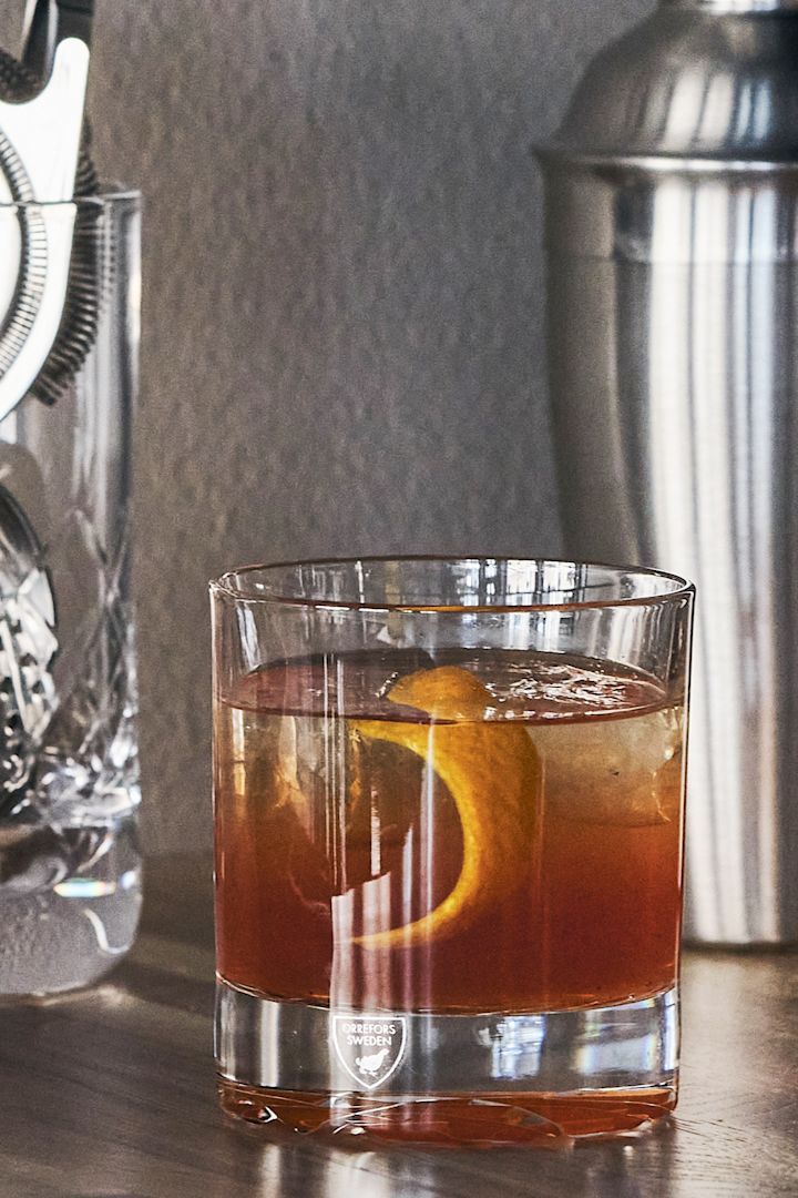 Erilaisia cocktaillaseja erityyppisille juomille. Tässä näet Iittalan Essence-tumblerin rosmariini- ja kurkkujuoman kanssa. 