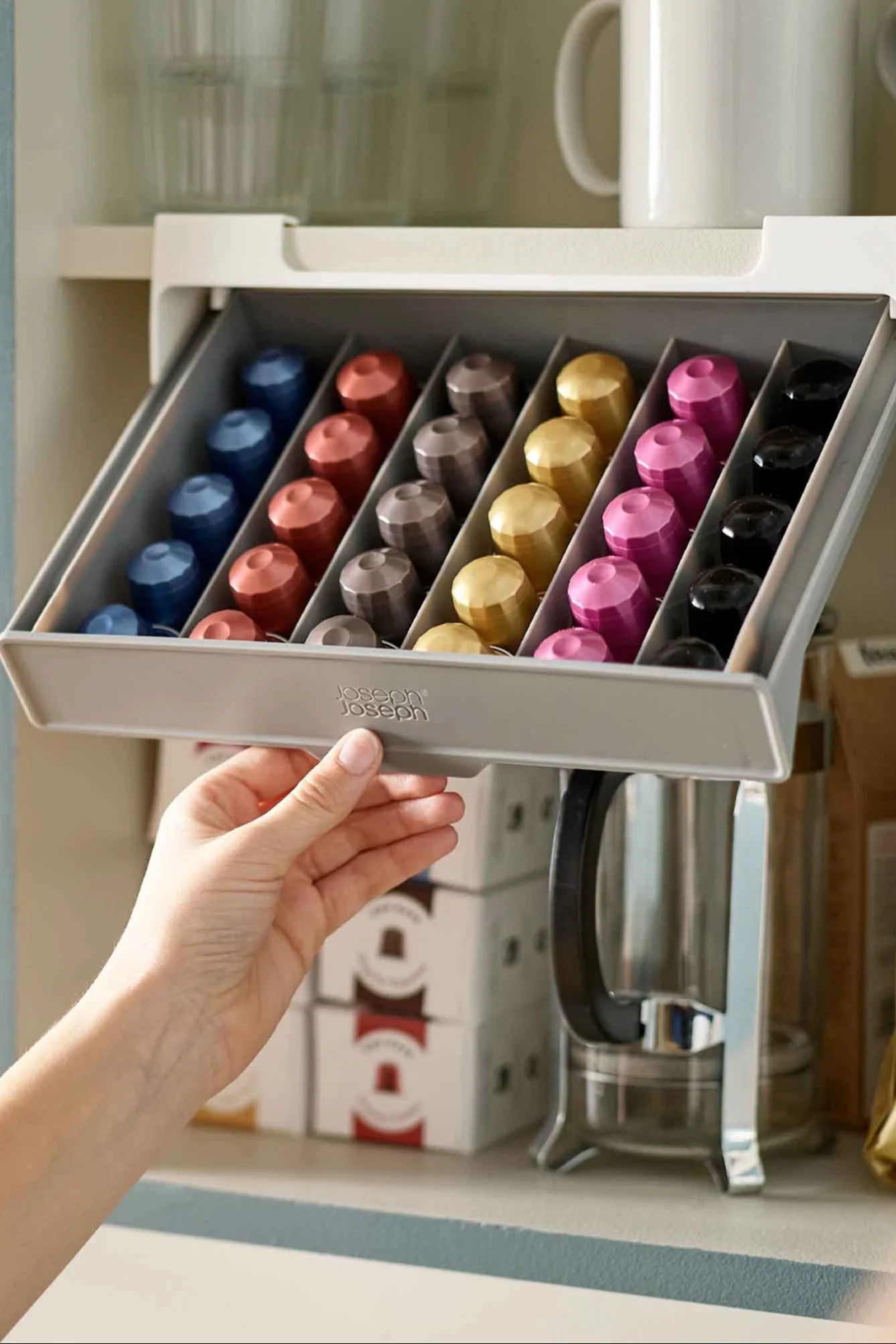 Tässä käytännöllisessä laatikossa voit lajitella ja säilyttää kahvikapseleita.