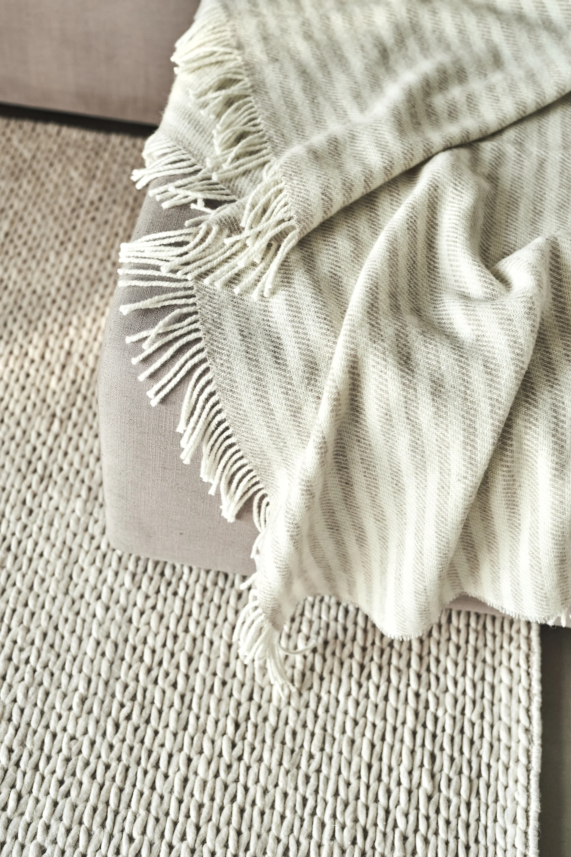 Merkin Scandi Living beige värinen Tidal peitto on hieno ja tyylikäs häälahjaidea.