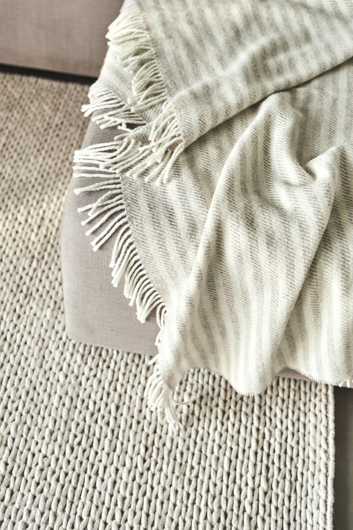 Merkin Scandi Living beige värinen Tidal peitto on hieno ja tyylikäs häälahjaidea.