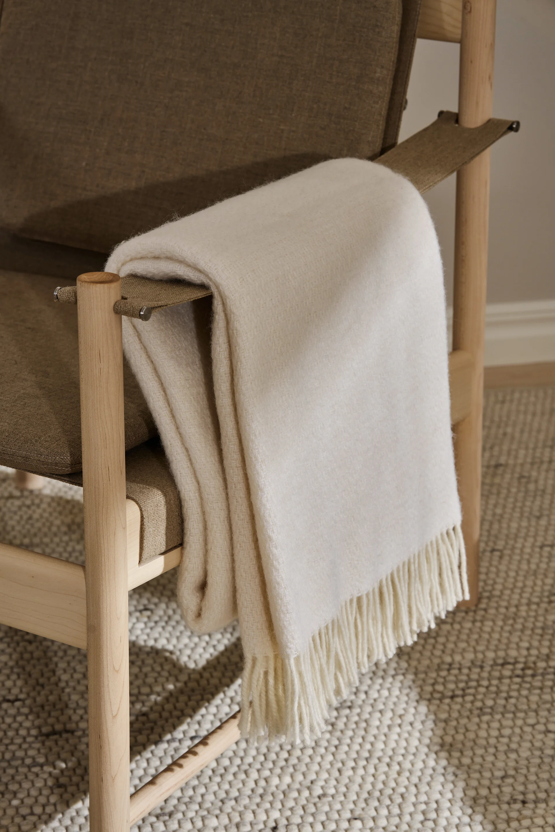 Merkin Scandi Living beige värinen Tidal peitto on hieno ja tyylikäs häälahjaidea.