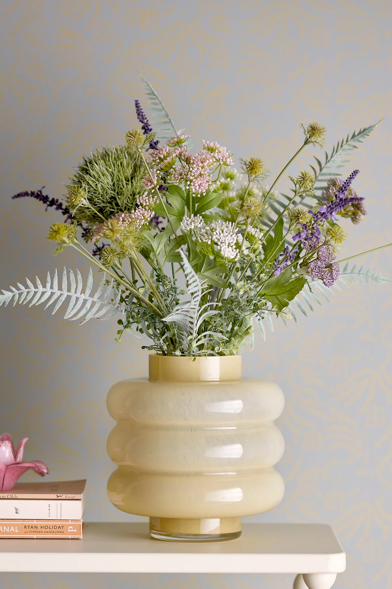 Keltainen maljakko, joka heijastaa yhtä vuoden 2026 sisustussuunnittelun johtavista väritrendeistä.