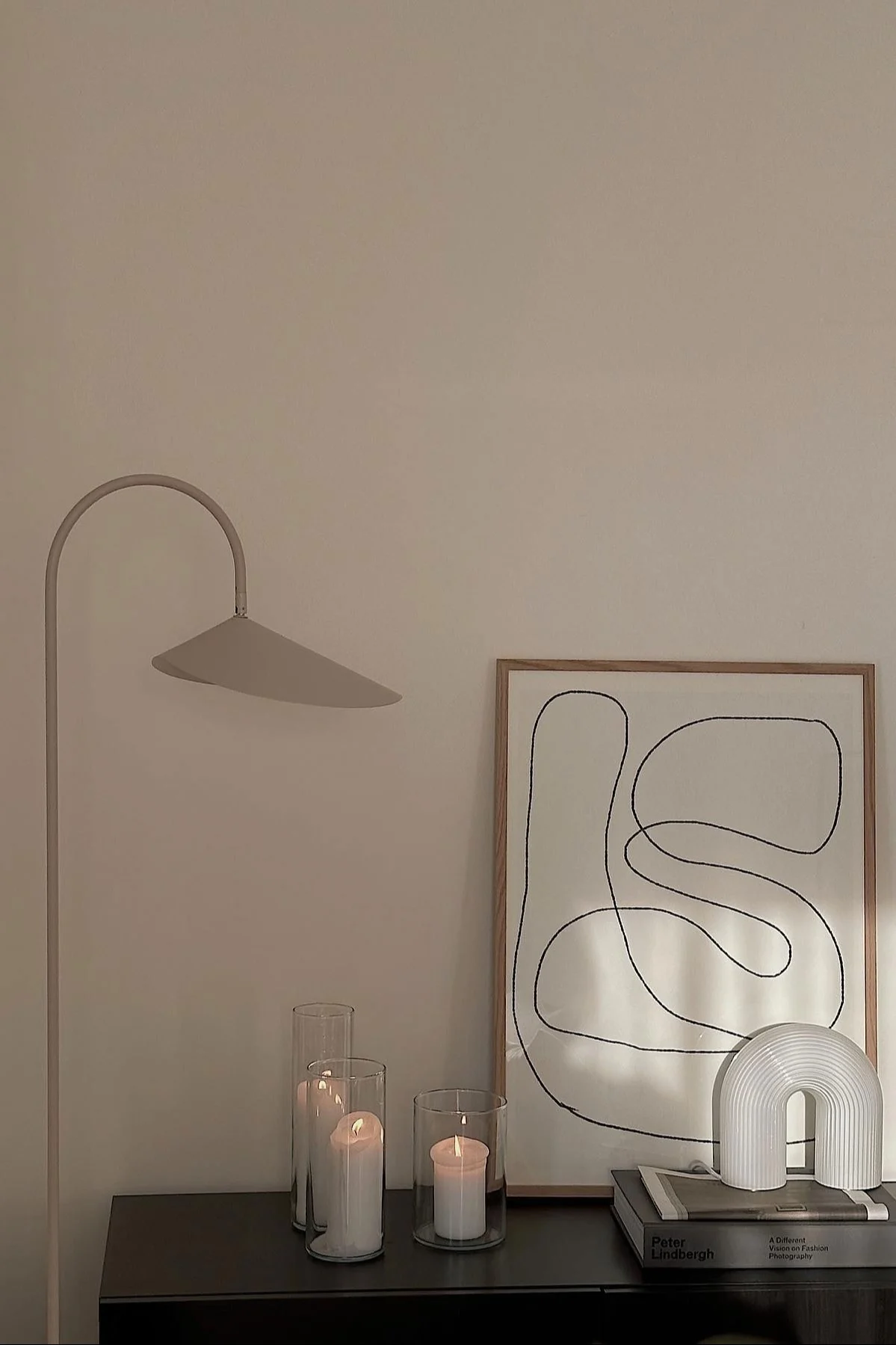 @helenas.hemin lipasto, koristeltu kynttilöillä, kuvalla, Vuelta-pöytävalaisimella ja vieressä Arum-lattiavalaisimella.