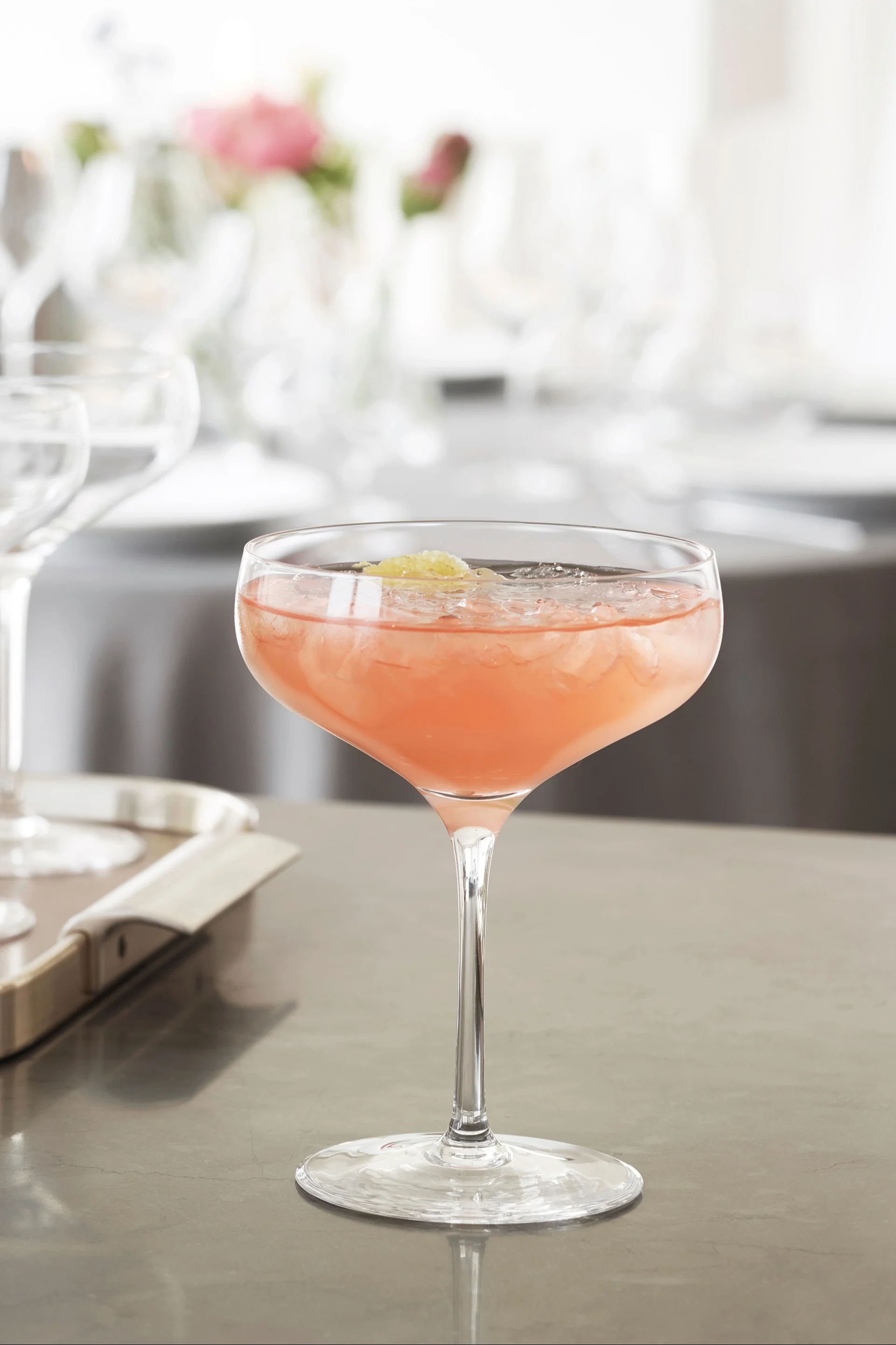 Greippimoktail, joka tarjoillaan Holmegaardin Cabernet-cocktail-lasissa.