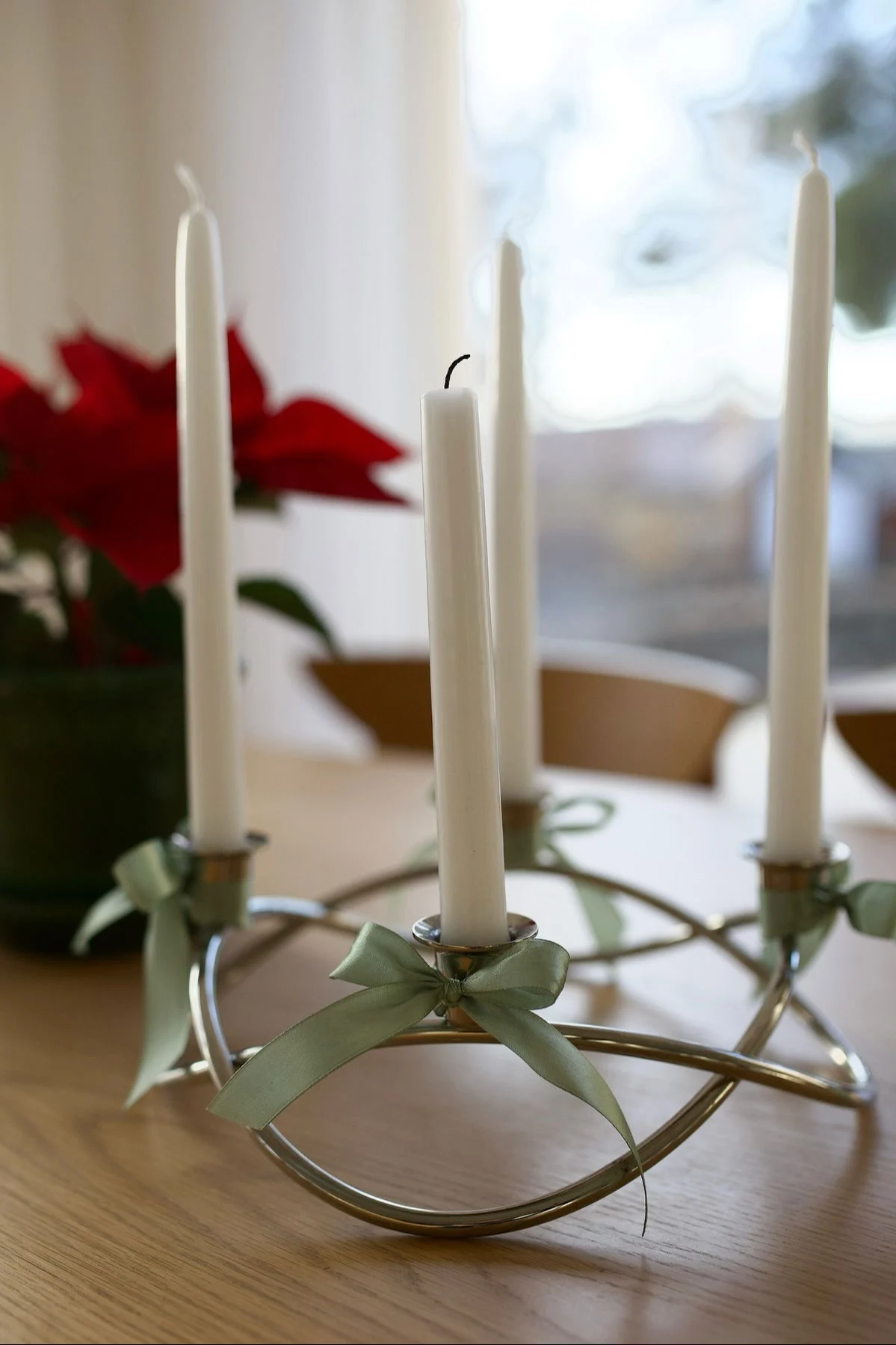 Georg Jensenin hopeinen, ruseteilla koristeltu Season-kynttilänjalka seisoo pöydällä.