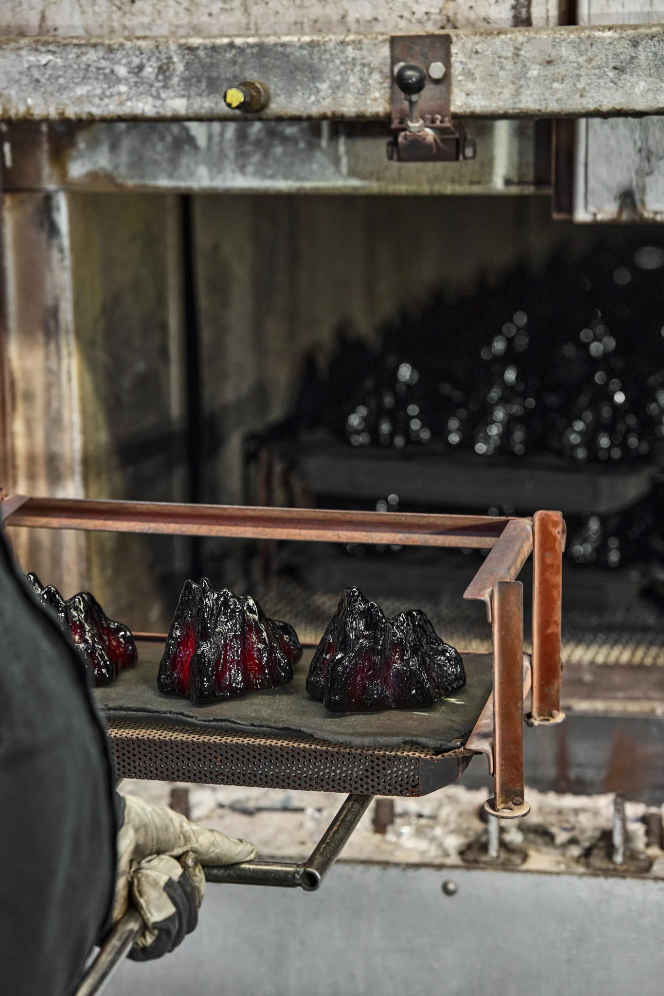 Kovetetut The Rock -kynttilänjalat seisovat tarjottimella.