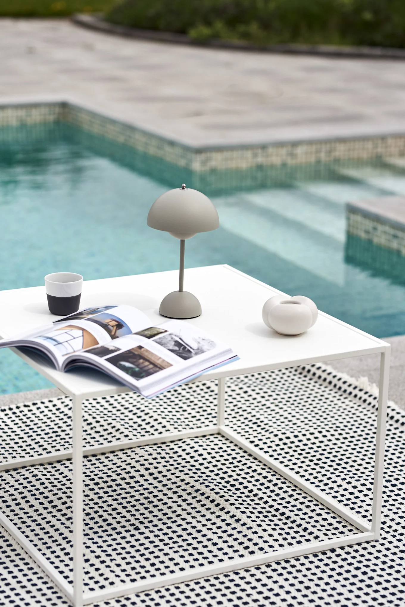 Ulkomatto: Ferm Livingin Way-ulkomatto on valmistettu kierrätetyistä muovipulloista, joten sen voi huoletta sijoittaa uima-altaan viereen.