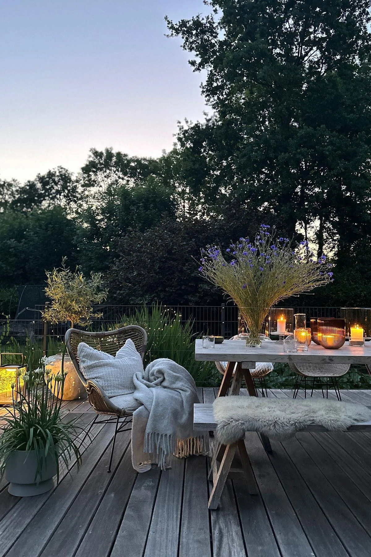 Tällaiselle @stillers.home:n kodikkaalle terassille on ominaista paljon kasveja, viihtyisiä tekstiilejä ja lukuisia kynttilöitä tai lyhtyjä.
