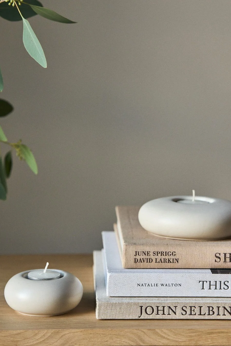 Lagom: Kirjapino, jonka päällä on Scandi Livingin Stone-kynttilälyhty.