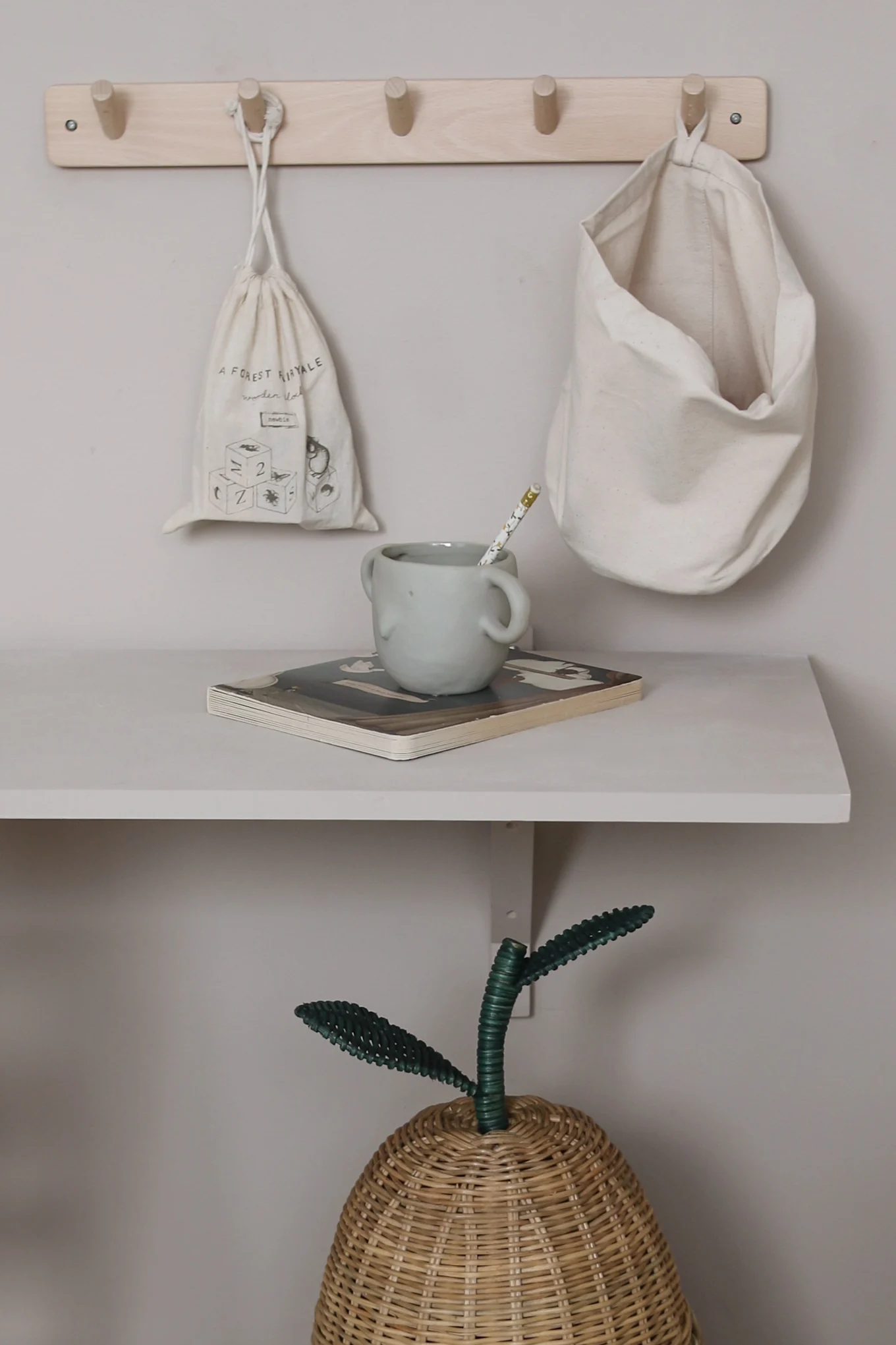 Sisusta lastenhuoneesi käytännöllisillä ja tyylikkäillä säilytystarvikkeilla, kuten tällä Kids conceptin naulakolla. 