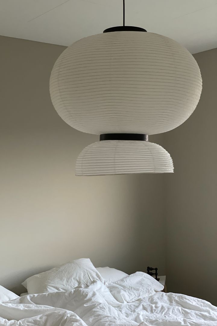 Tässä näet Formakami-skandinaavisen designvalaisimen roikkumassa sängyn yläpuolella ruotsalaisen vaikuttajan @homebynicky kodissa.