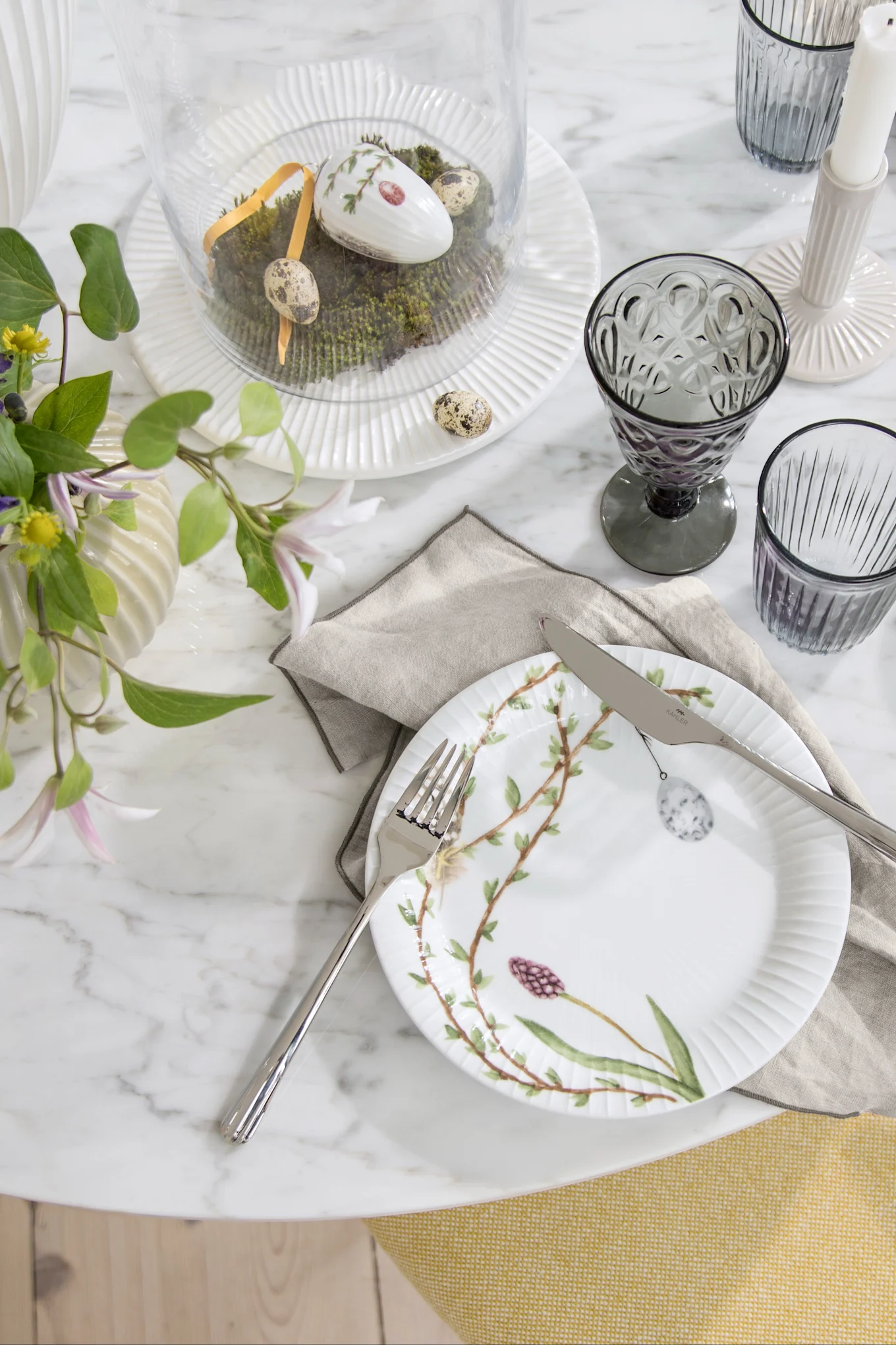 Pääsiäiskoriste pöytään: Hammershøi pääsiäislautanen Kähleriltä, joka on koristeltu pääsiäiskuvioilla, seisoo pääsiäispöydällä.