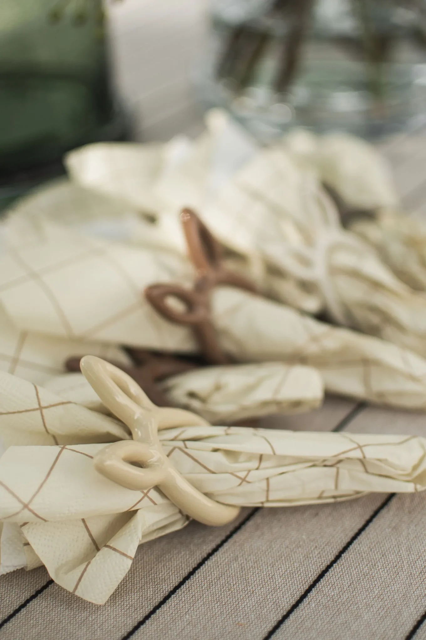 Pääsiäiskoriste pöytään: Hammershøi pääsiäislautanen Kähleriltä, joka on koristeltu pääsiäiskuvioilla, seisoo pääsiäispöydällä.