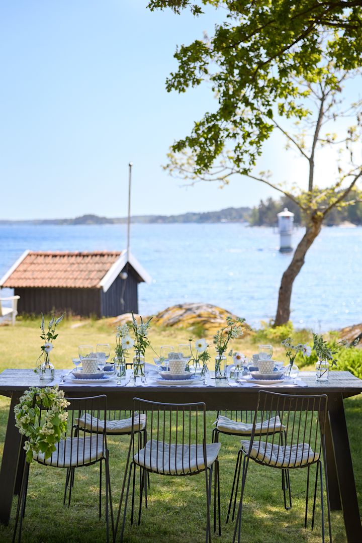 Kattaus jossa on beige Oyster kulho värissä sand ja harmaa kulho, lautanen ja muki Basic, MSY, Stripes ja Oyster sarjoista merkiltä Mateus,