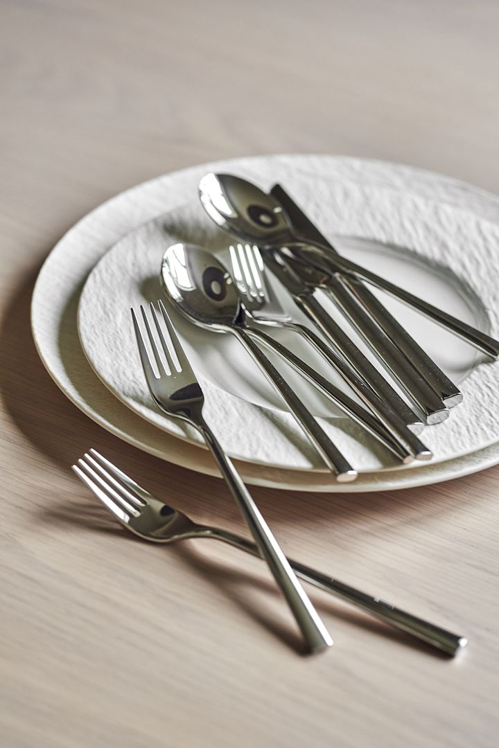 Ruokailuvälinesarja on loistava joululahjaidea, tässä näet Scandi Livingin Lake-sarjan. 